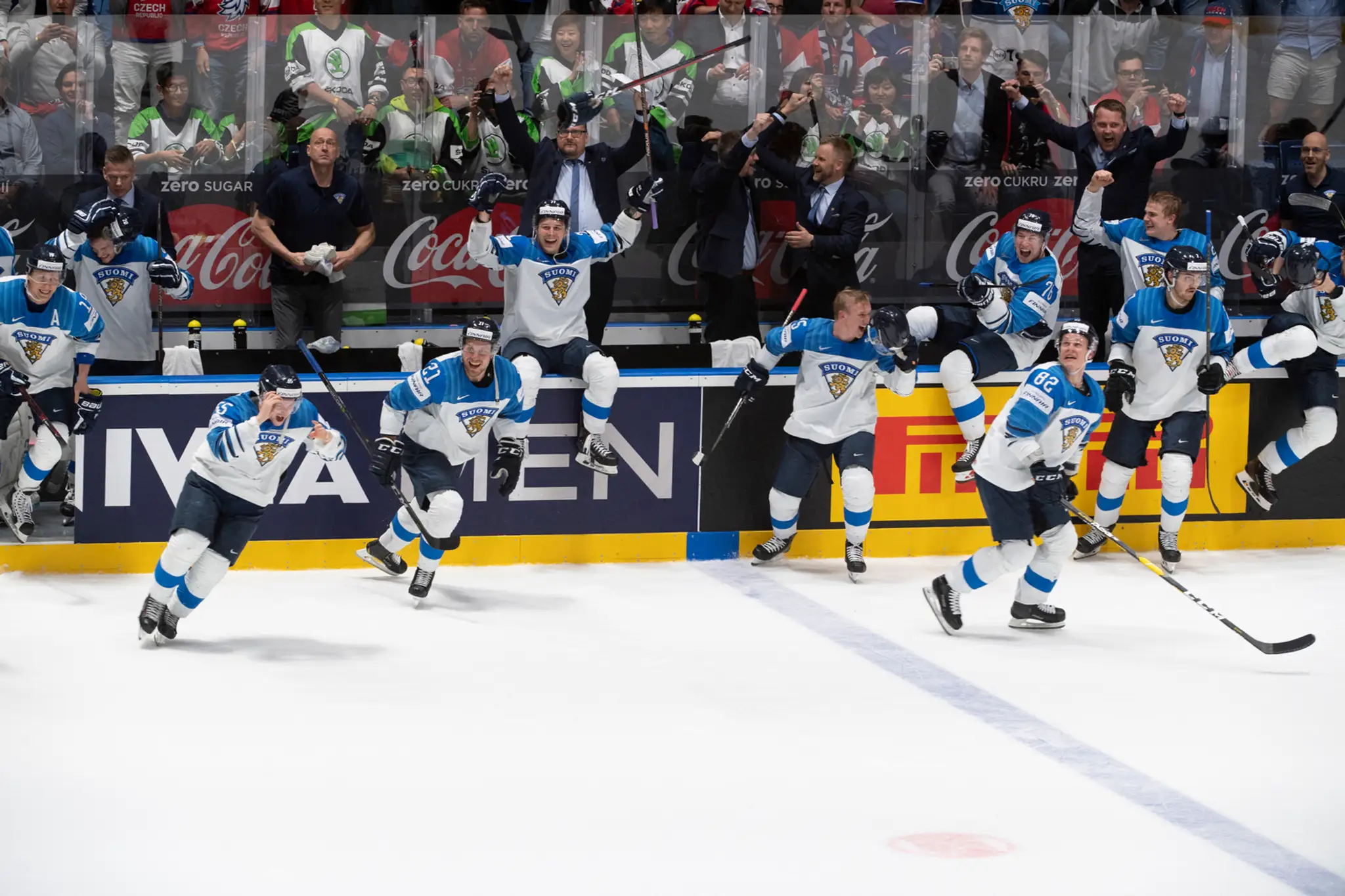 Kanadská striedačka (dole v strede Jonathan Marchessault) reaguje po inkasovanom góle od Fínska vo finále MS 2019.