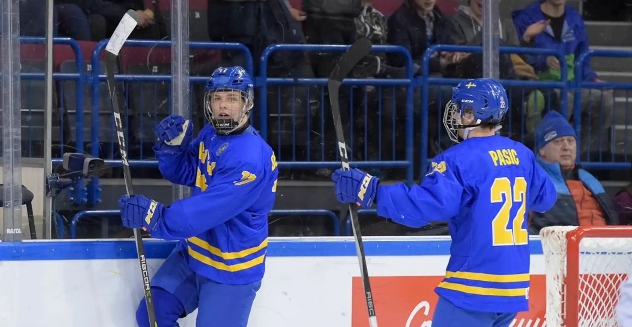 Švédski hokejisti U18 sa radujú po góle do siete Slovenska.