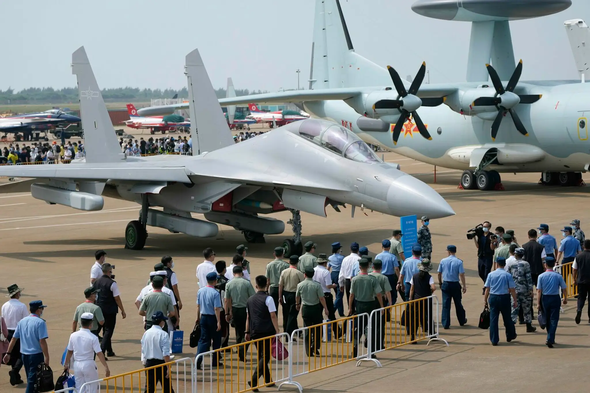 Elektronický variant čínskej stíhačky J-16D počas 13. čínskej medzinárodnej leteckej výstavy Airshow China 2021.