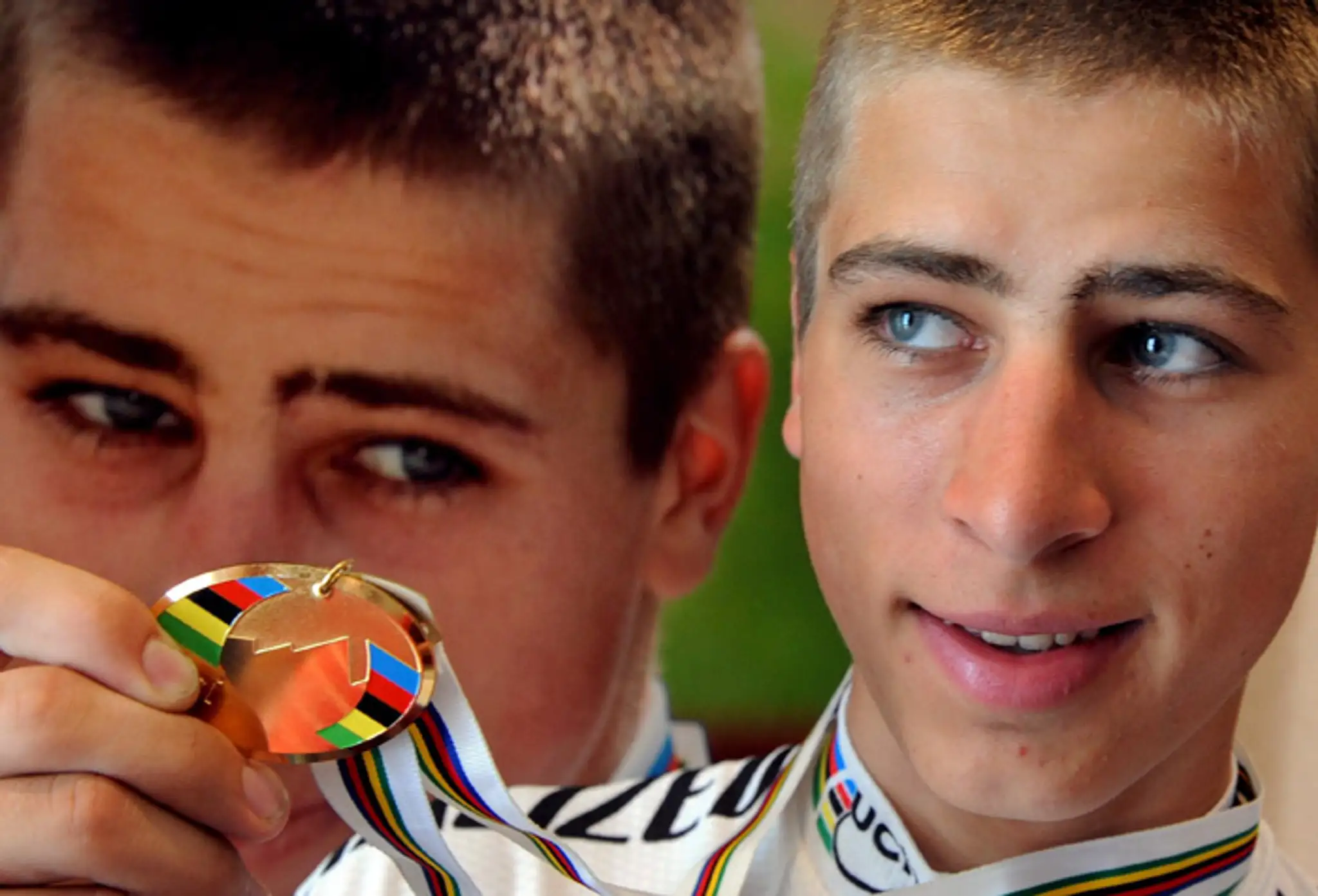 Na archívnej snímke z roku 2008 ukazuje juniorský majster sveta v horskej cyklistike Peter Sagan medailu.