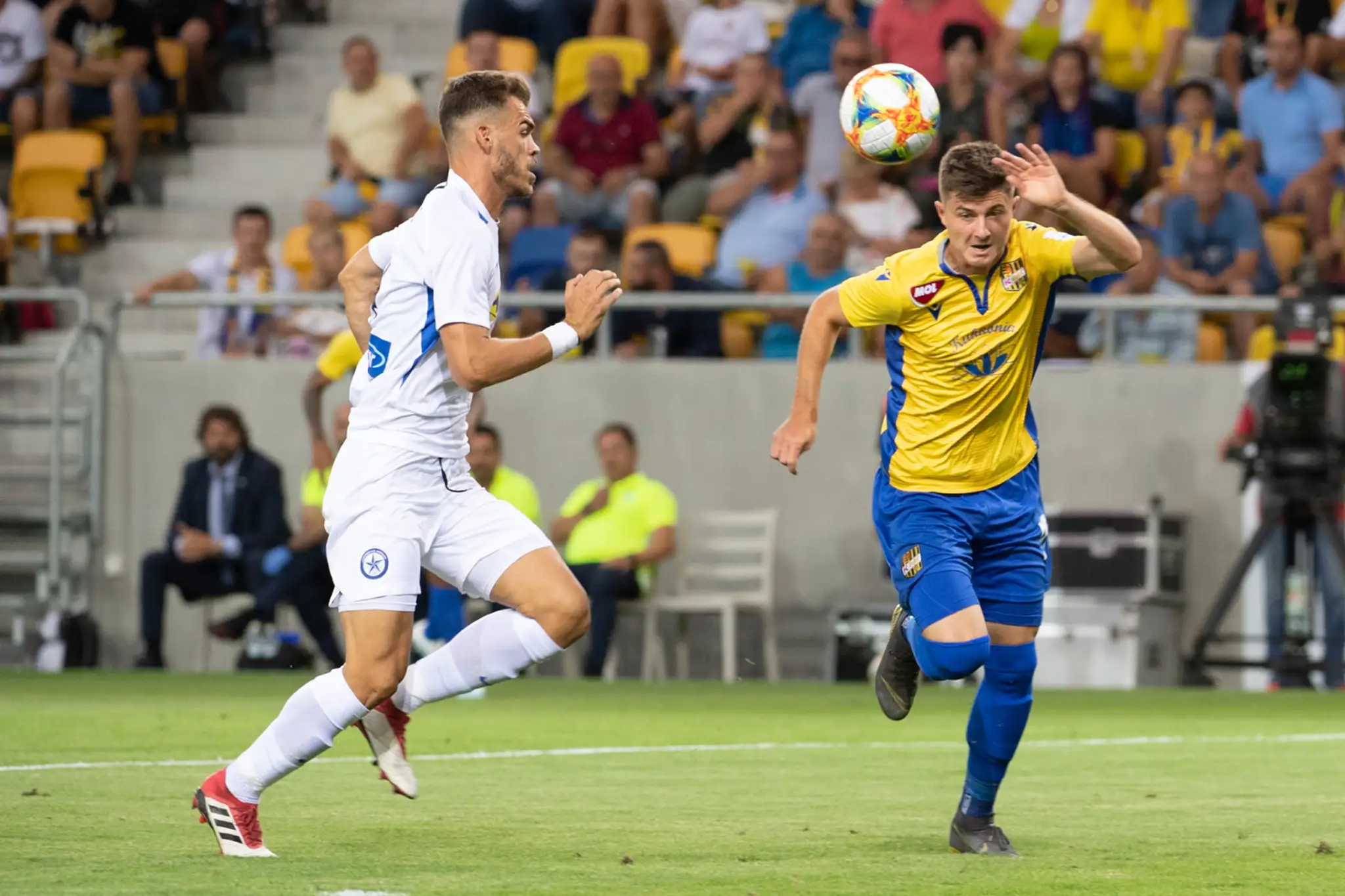 V popredí vpravo brankár Balász Megyeri (Atromitos), s číslom 24 Dominik Kružliak a s číslom 9 Eric Ramirez (obaja Dunajská) poč