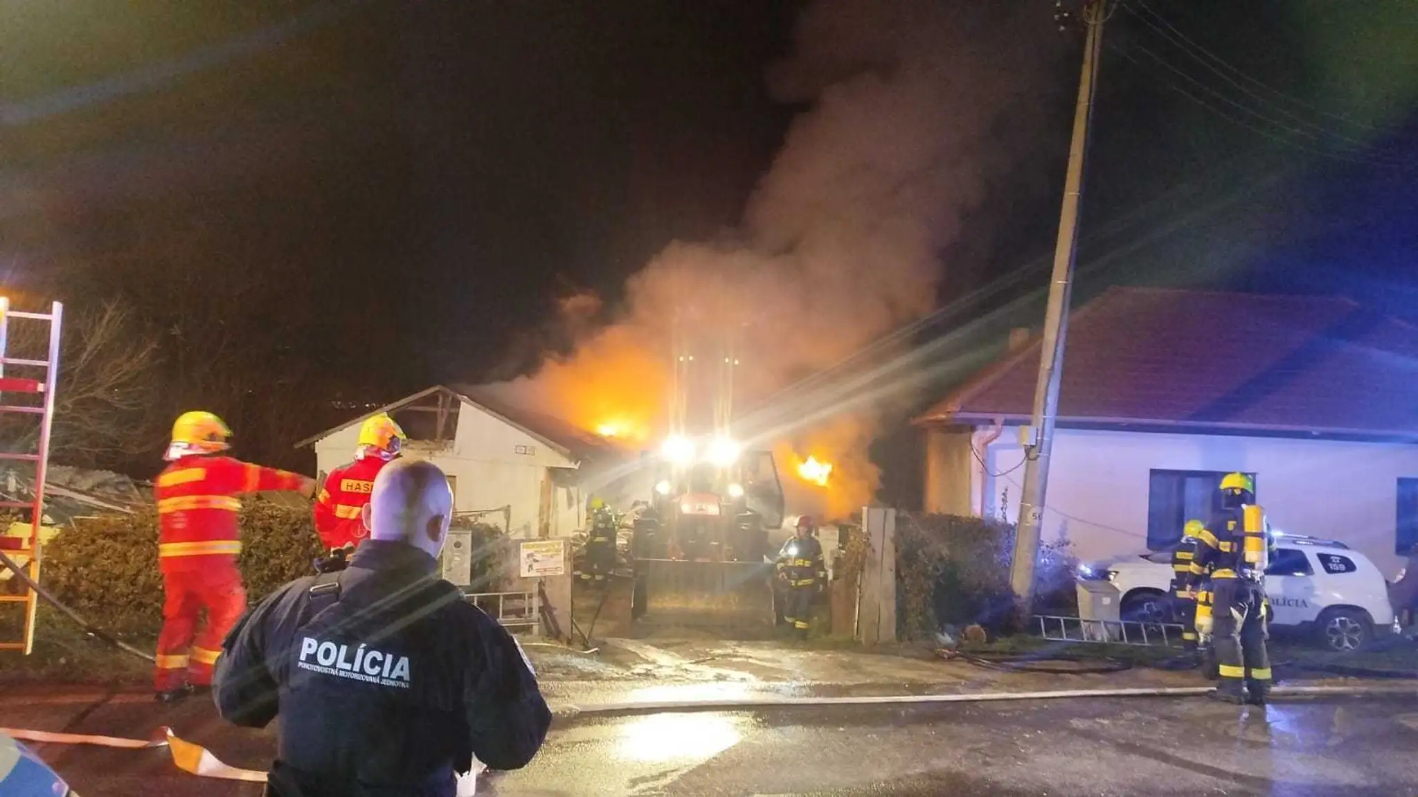 FOTO: Veľký požiar v Nitre. Plamene zachvátili dom, v ktorom bývalo približne 10 ľudí