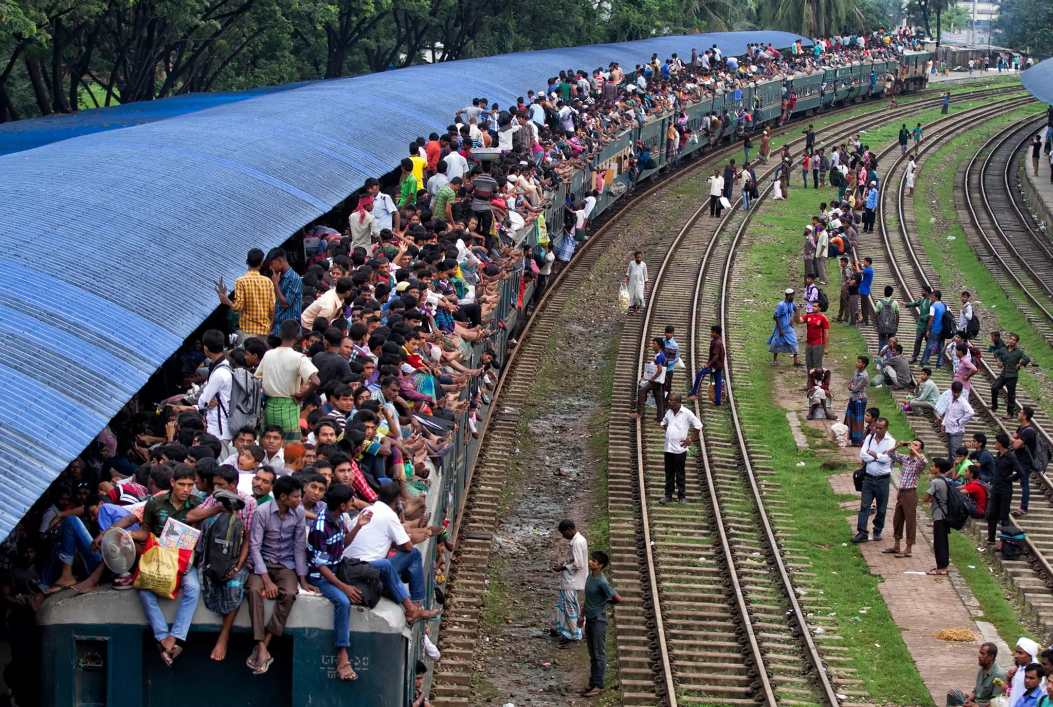 Bangladešania cestujú za svojimi príbuznými osláviť koniec ramadánu