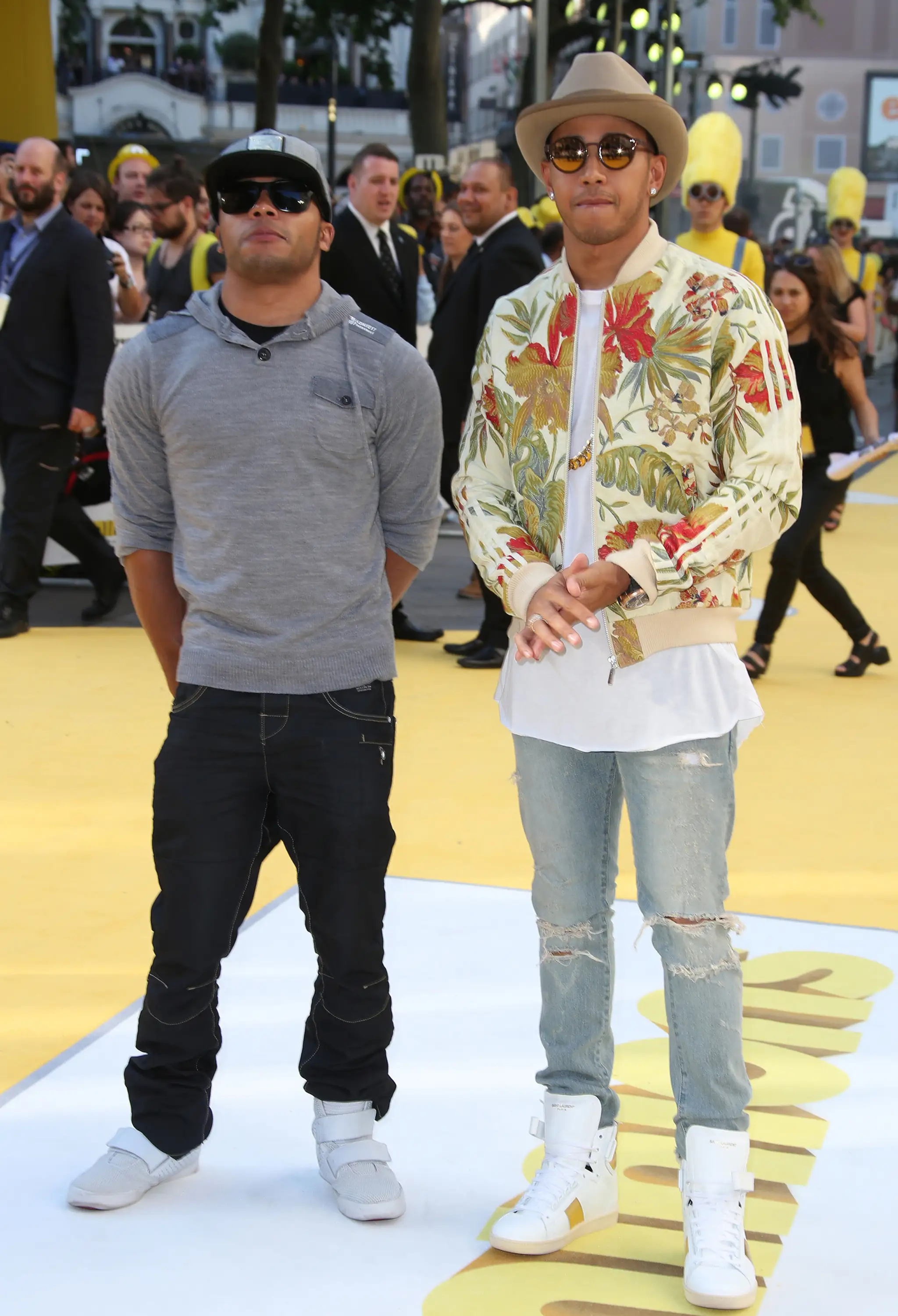 Na snímke vpravo britský pilot formuly 1 Lewis Hamilton a jeho brat Nicolas Hamilton.