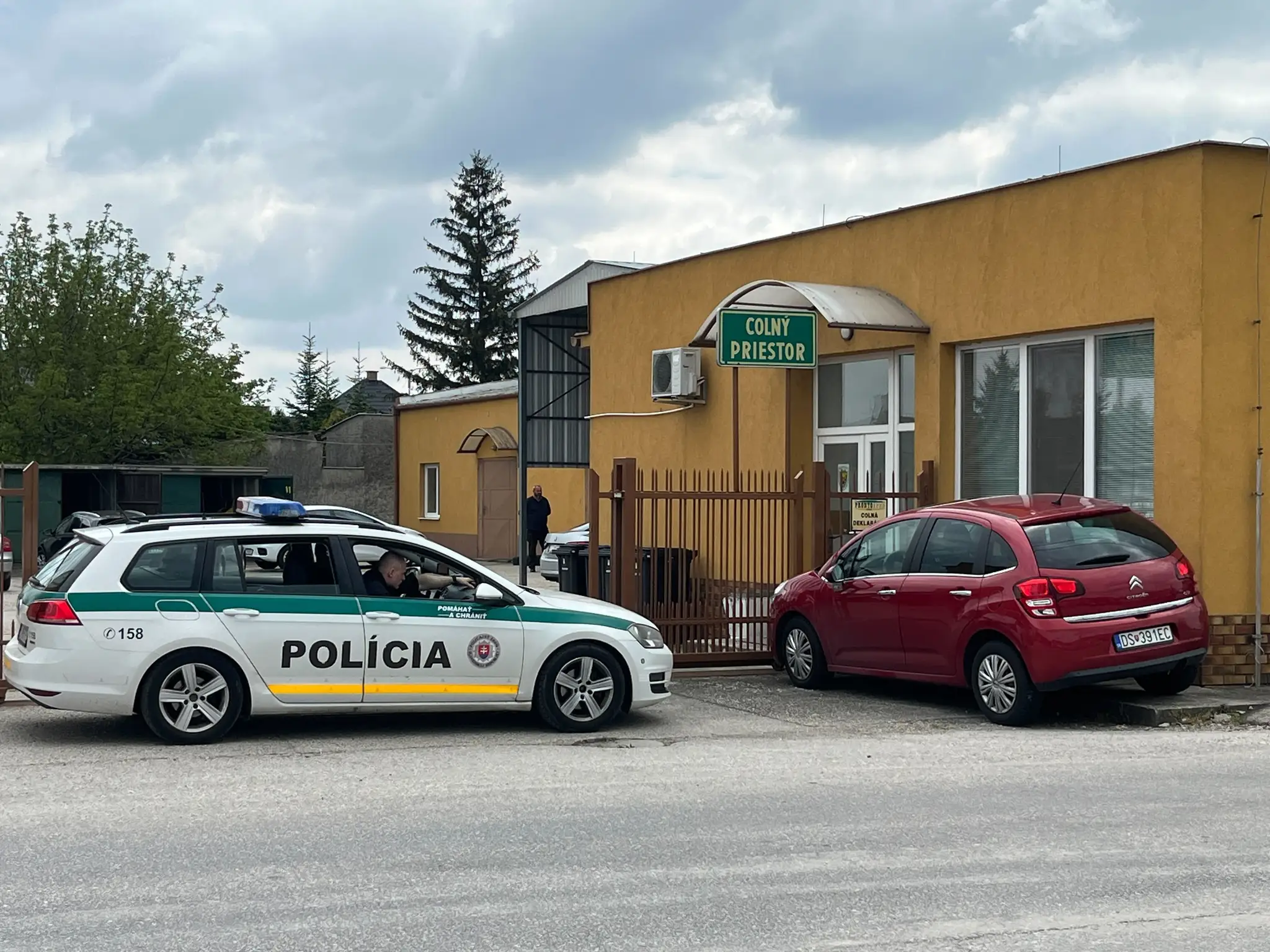 Policajti na Colnej správe vo Veľkom Mederi.