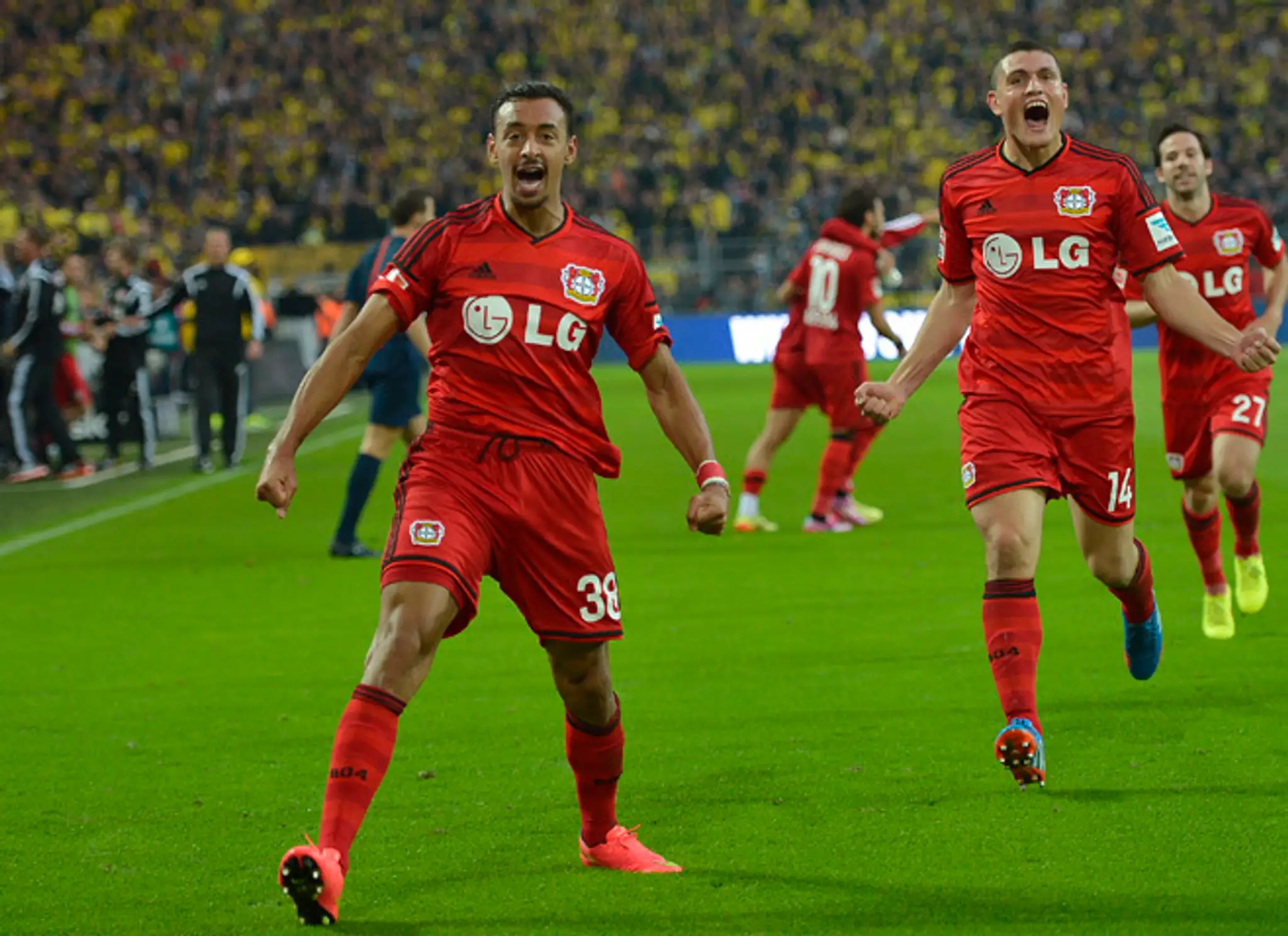 Útočník Bayeru Leverkusen Karim Bellarabi (vľavo) dal najrýchlejší gól Bundesligy