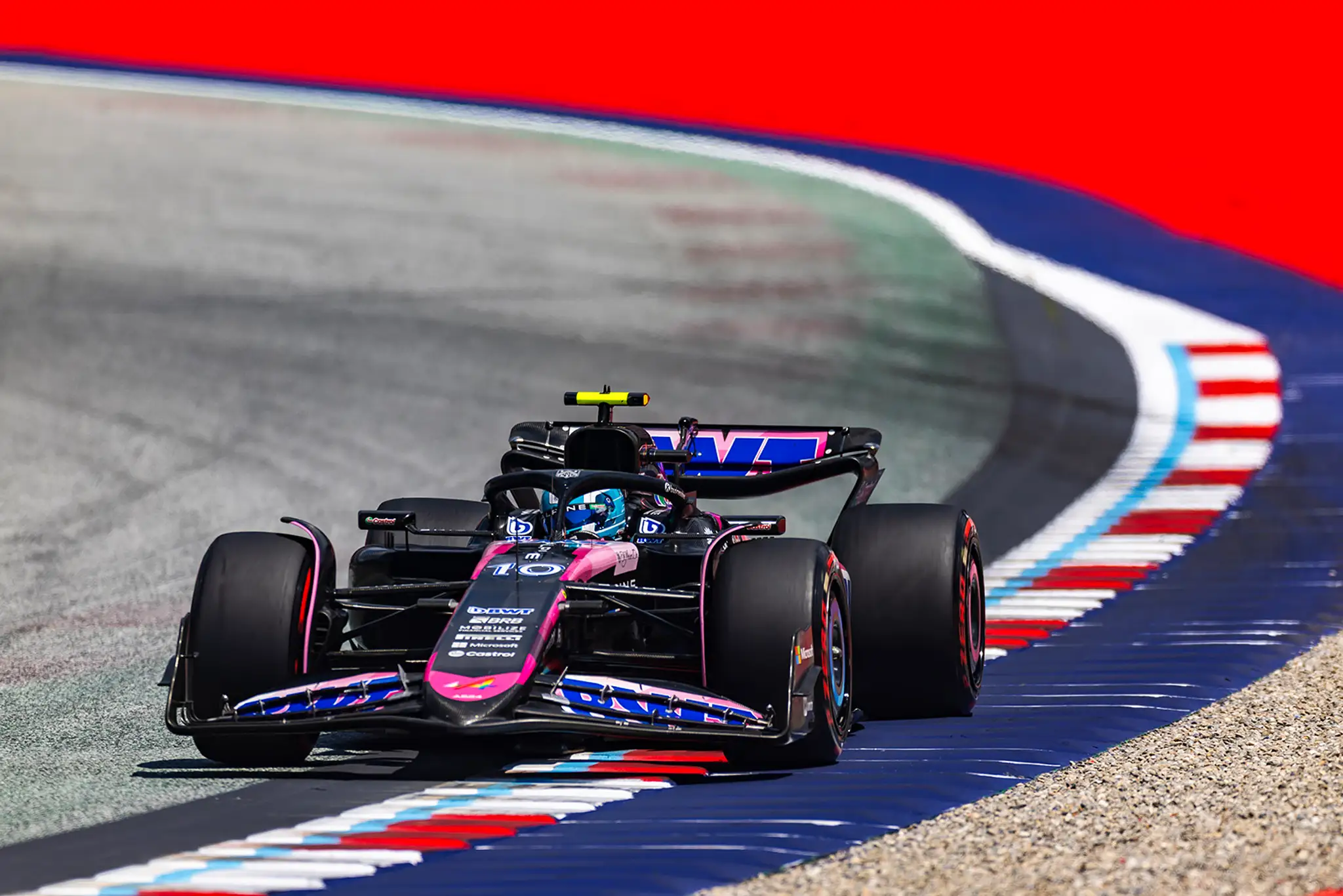 Francúzsky pilot Pierre Gasly na trati v Rakúsku.