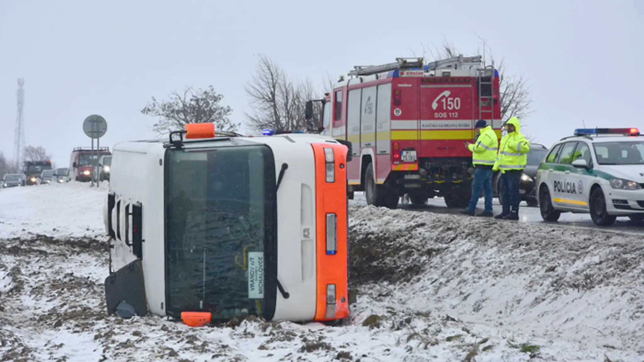Nehoda autobusu medzi obcami Trhovište a Pozdišovce v okrese Michalovce.