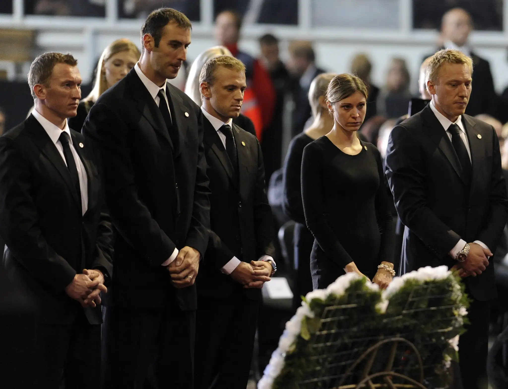 Zľava Marcel Hossa, Zdeno Chára, Marián Gáborík a Marián Hossa stoja pred rakvou počas poslednej verejnej rozlúčky s Pavlom Demitrom v septembri 2011.