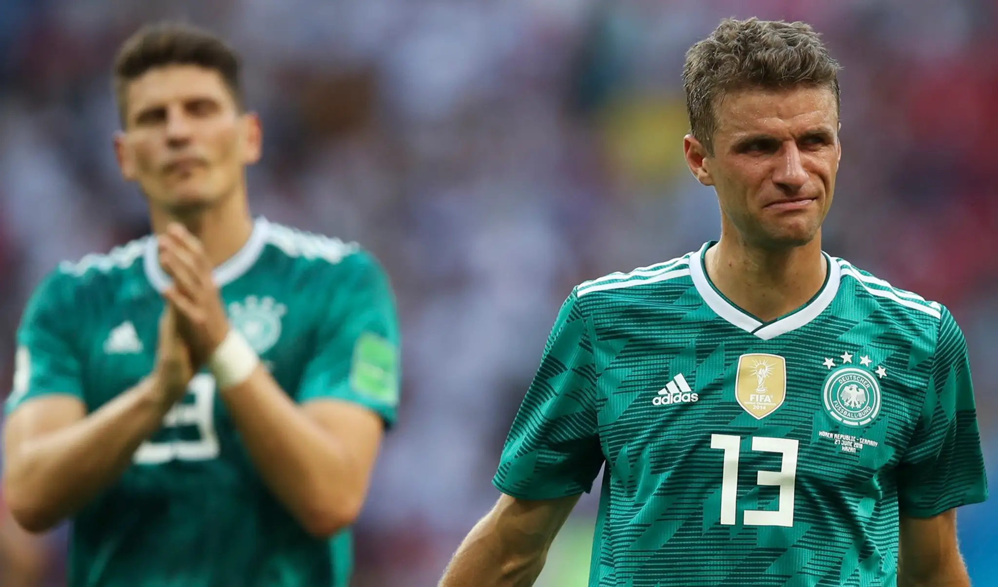 Mario Gomez a Thomas Muller po prehre s Kórejskou republikou.