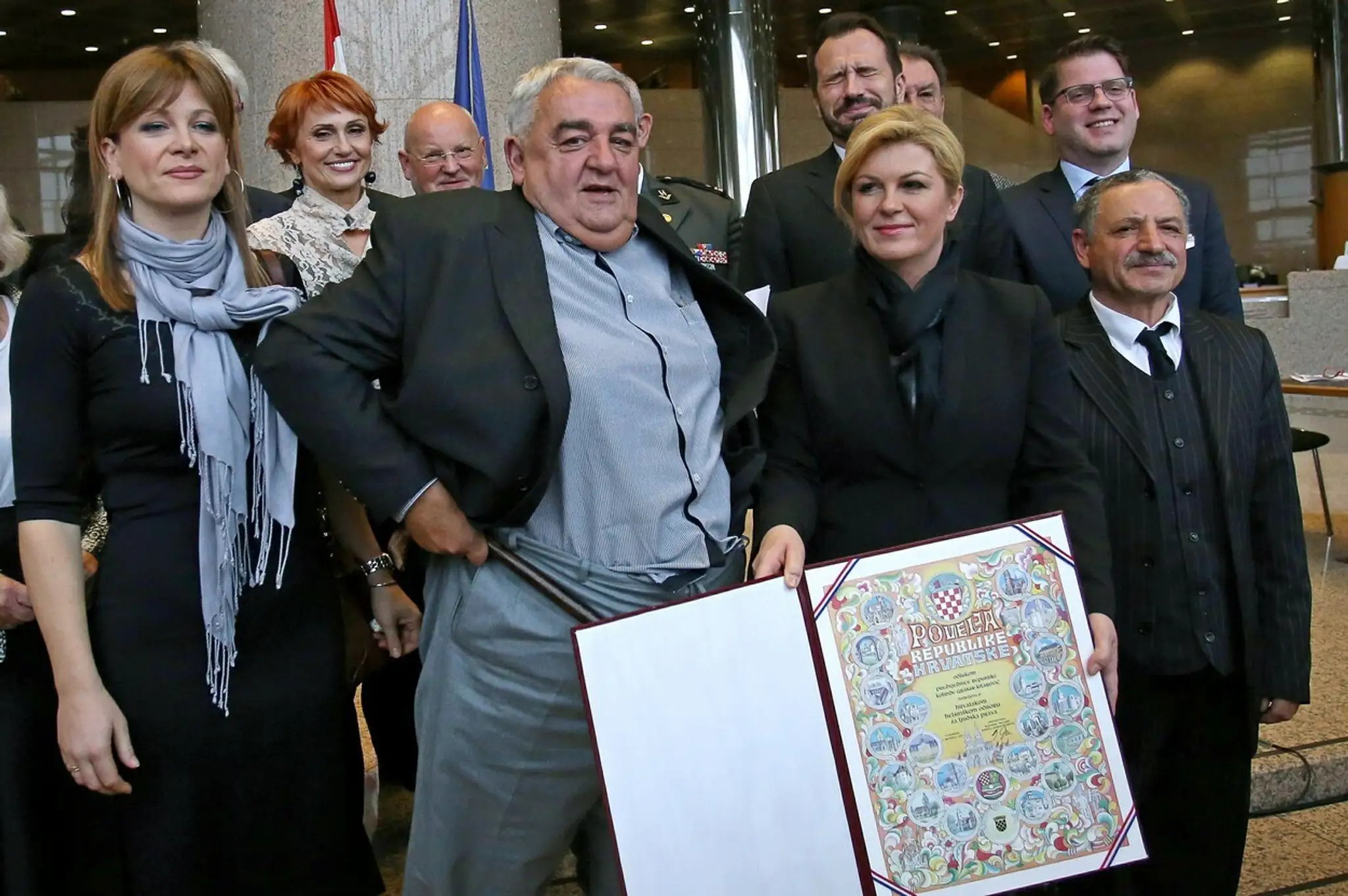 Po fotení už vytiahol nohavice tam, kam patria