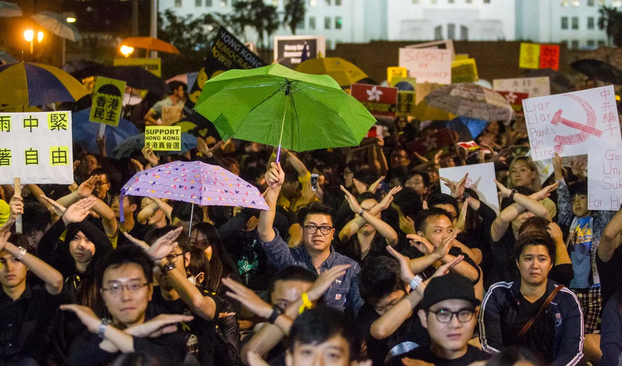 Gestom Dáždňikovej revolúcie v Hongkongu boli prekrížené ruky.