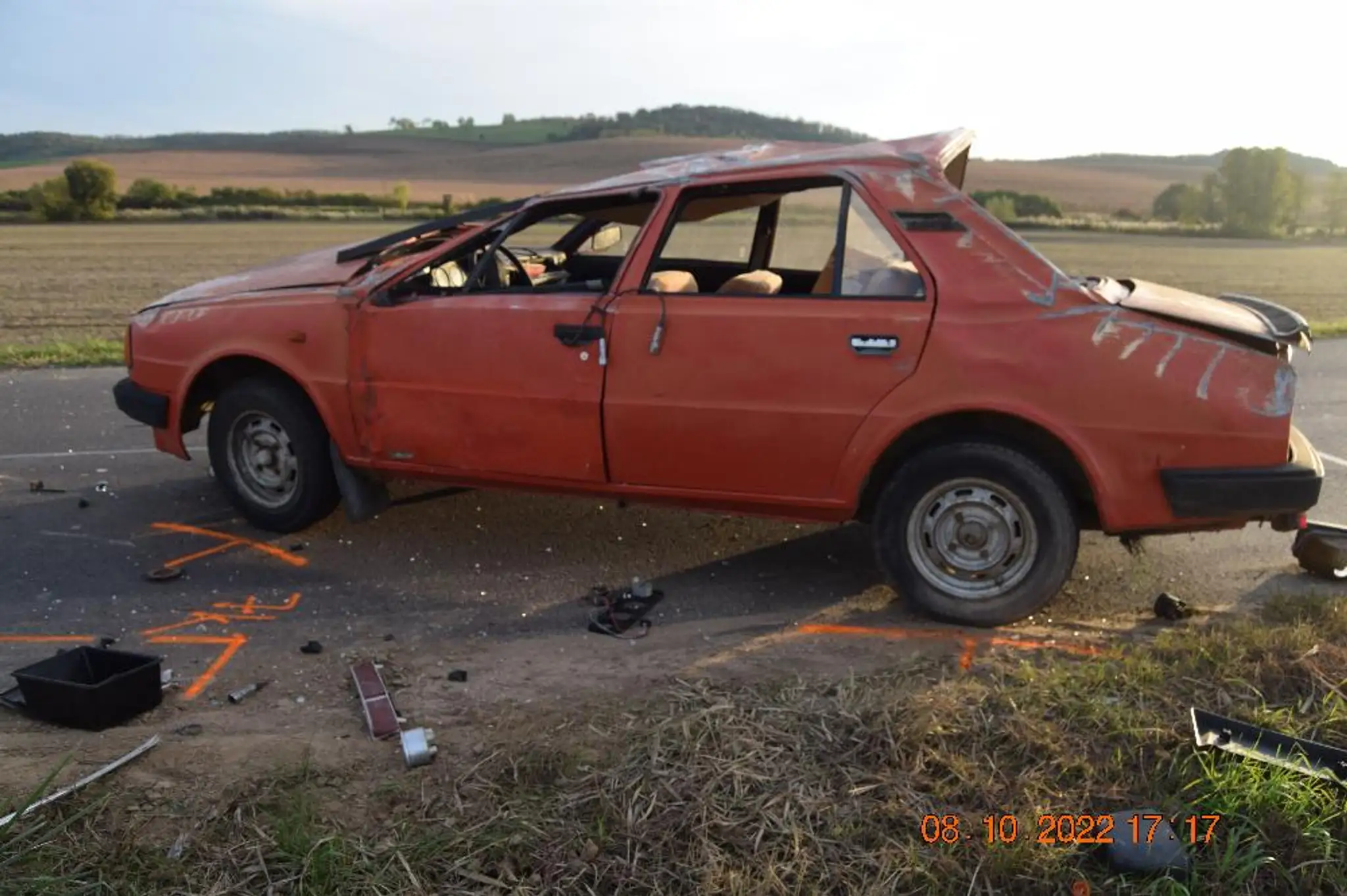 Auto sa prevrátilo na strechu a vrátilo sa na cestu