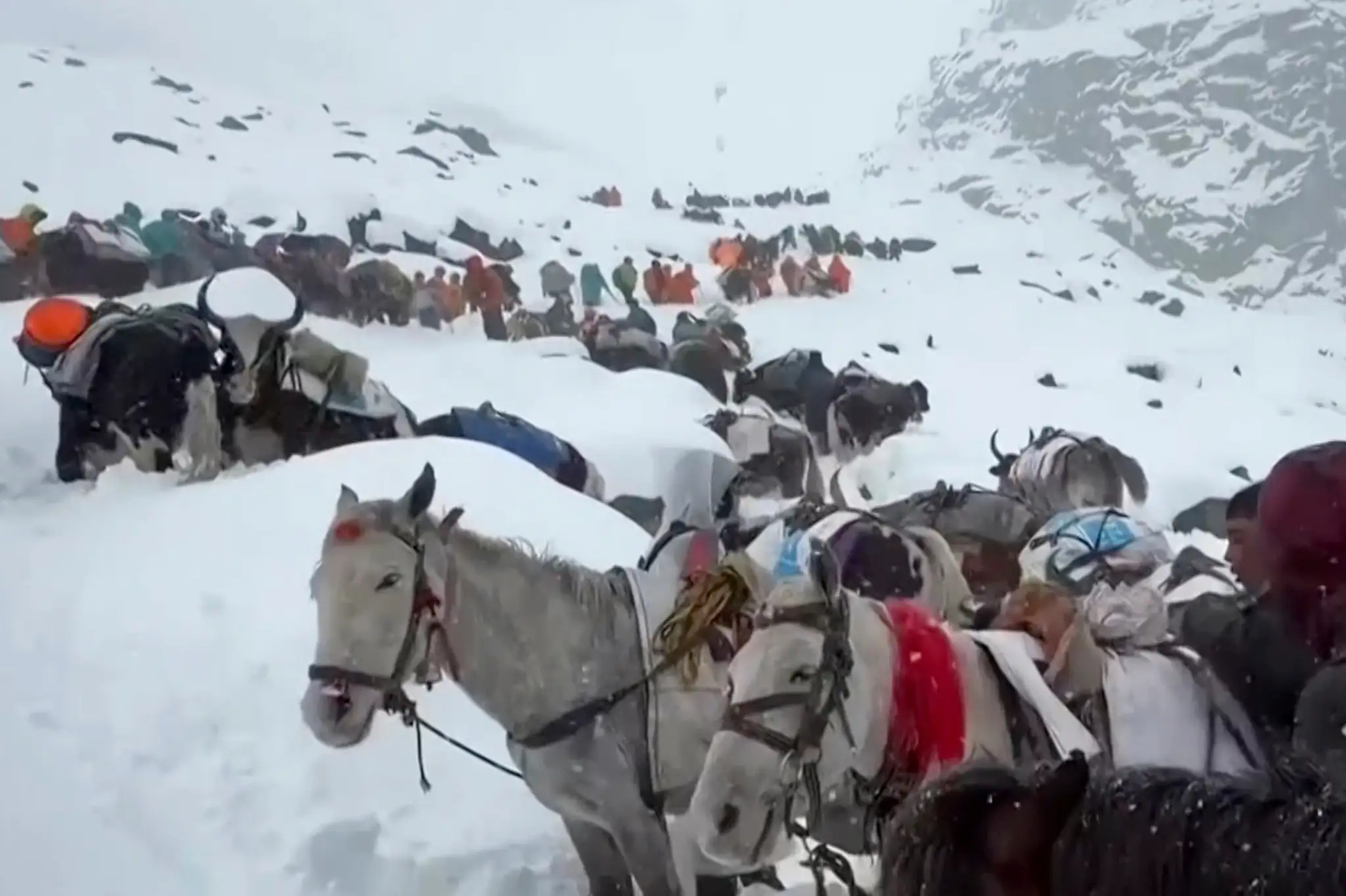 Obyvatelia dediny stúpajú počas záchranných prác na horu, aby sa dostali k stovkám turistov uviaznutých v turistických táboroch na svahu Mount Everestu v Tibete.
