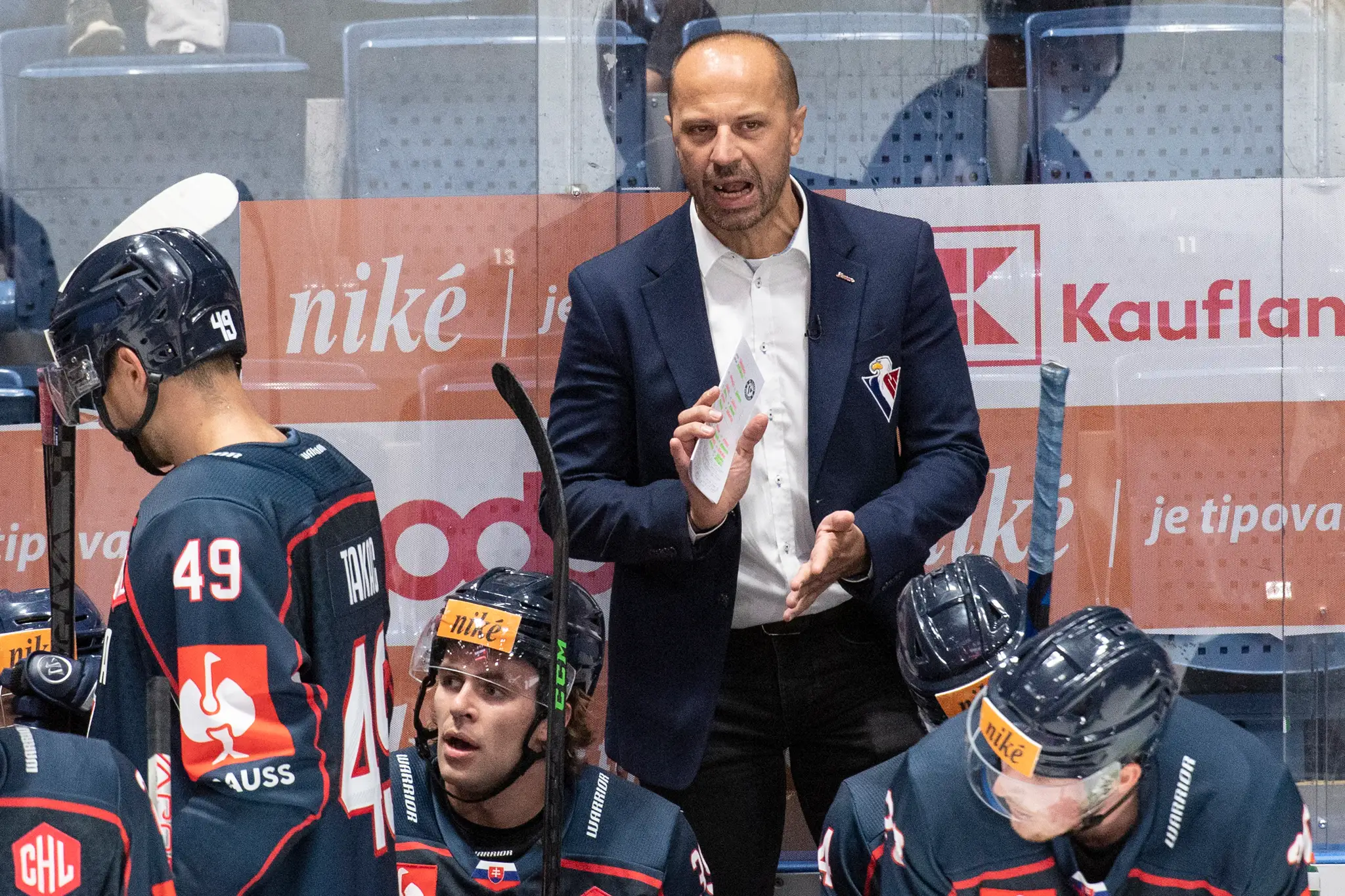 Tréner Slovana Ján Pardavý počas stretnutia HC Slovan Bratislava - Tappara Tampere 1. septembra 2022 v Bratislave.