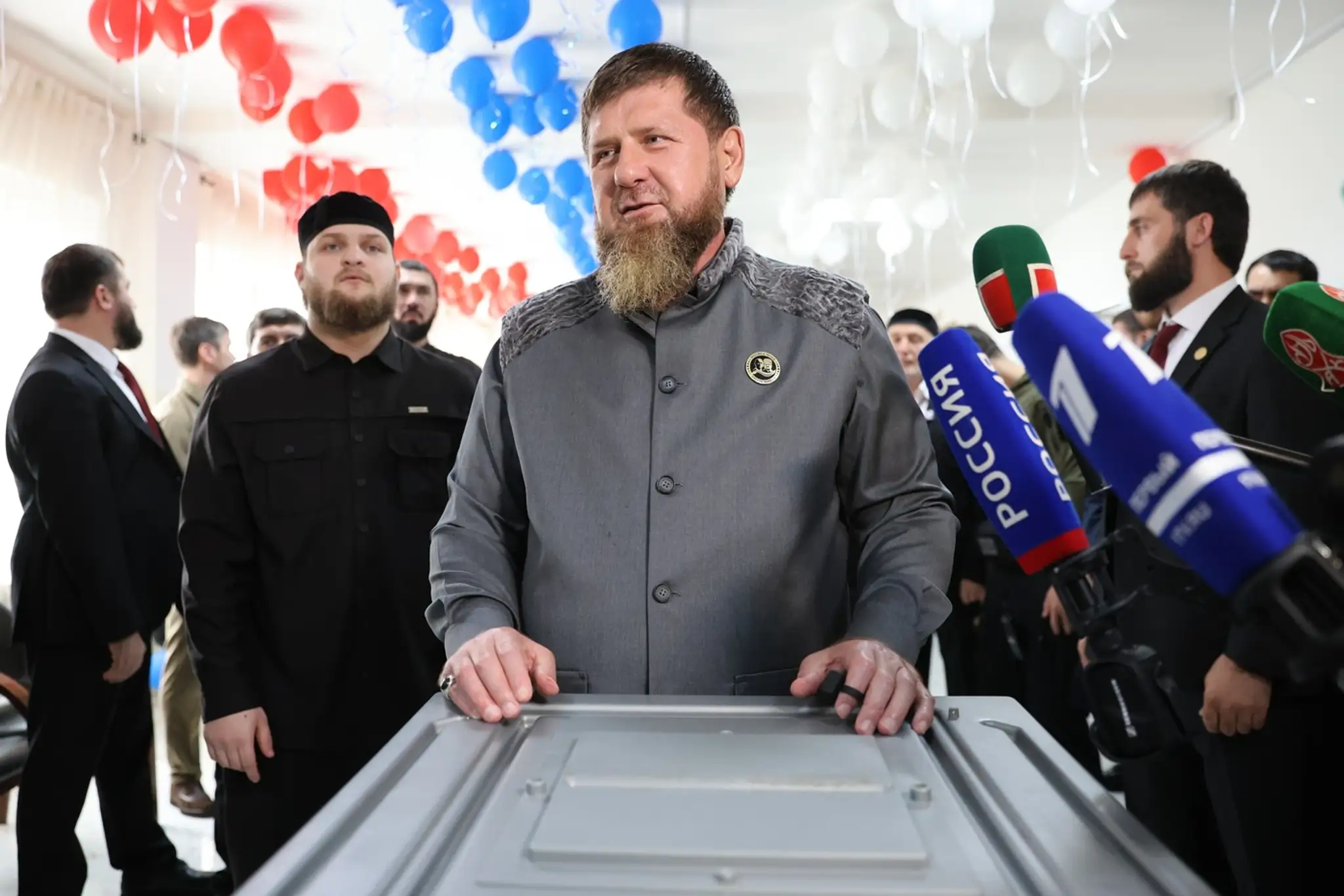  Predseda Čečenskej republiky Ramzan Kadyrov hovorí s novinármi po tom, čo odovzdal hlas vo volebnej miestnosti.