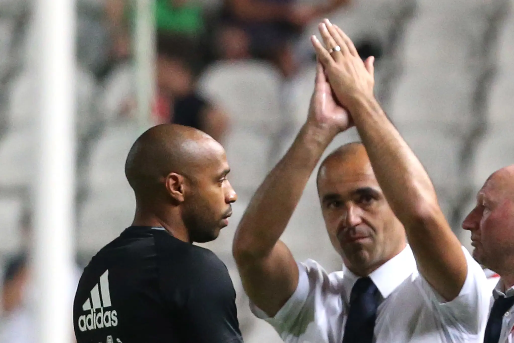 Kouč Belgicka Roberto Martínez s asistentom a niekdajším obávaným strelcom Thierrym Henrym po kvalifikačnom dueli na Cypre o pos