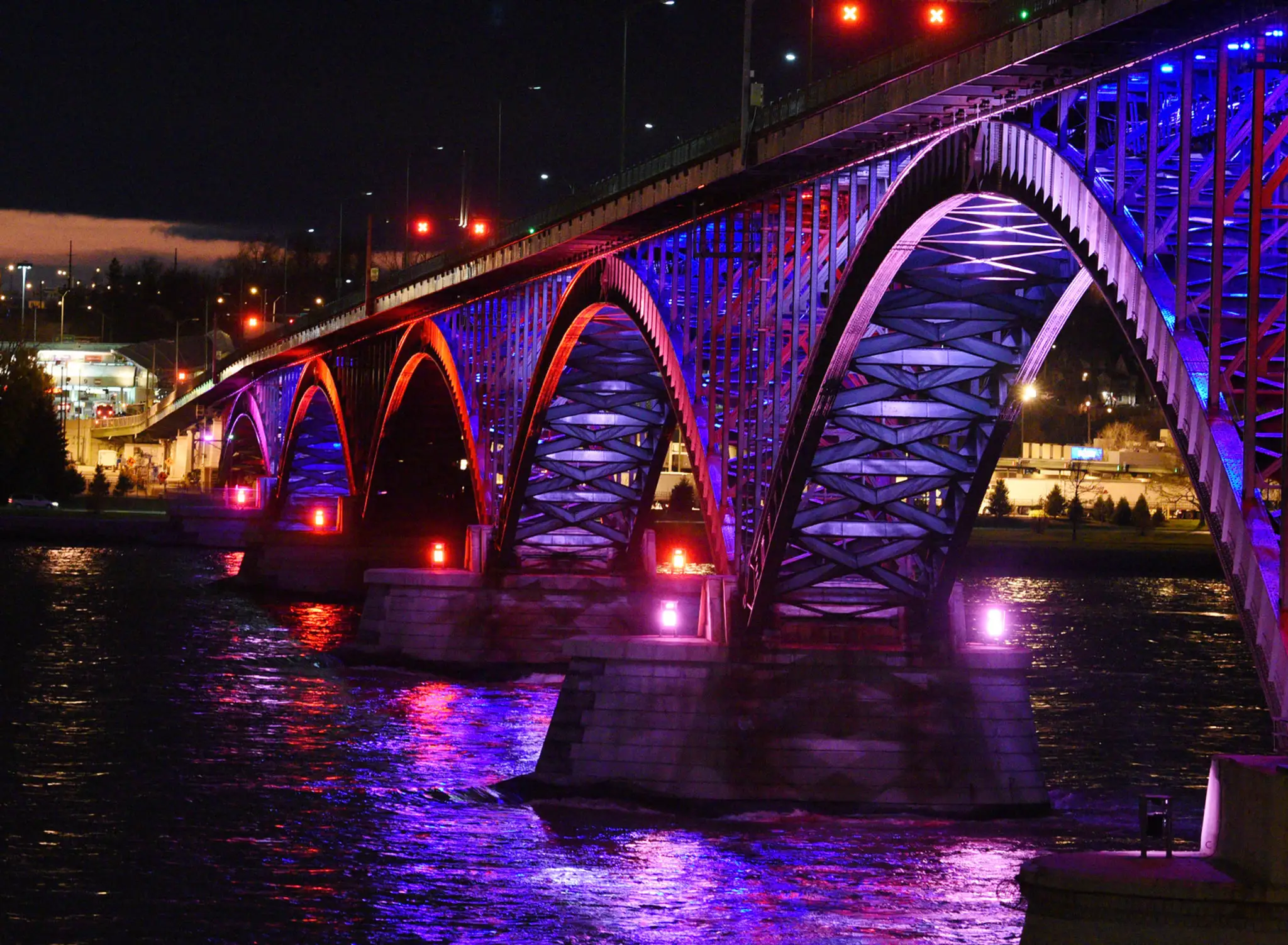 International Peace Bridge medzi Kanadou a Spojenými štátmi.