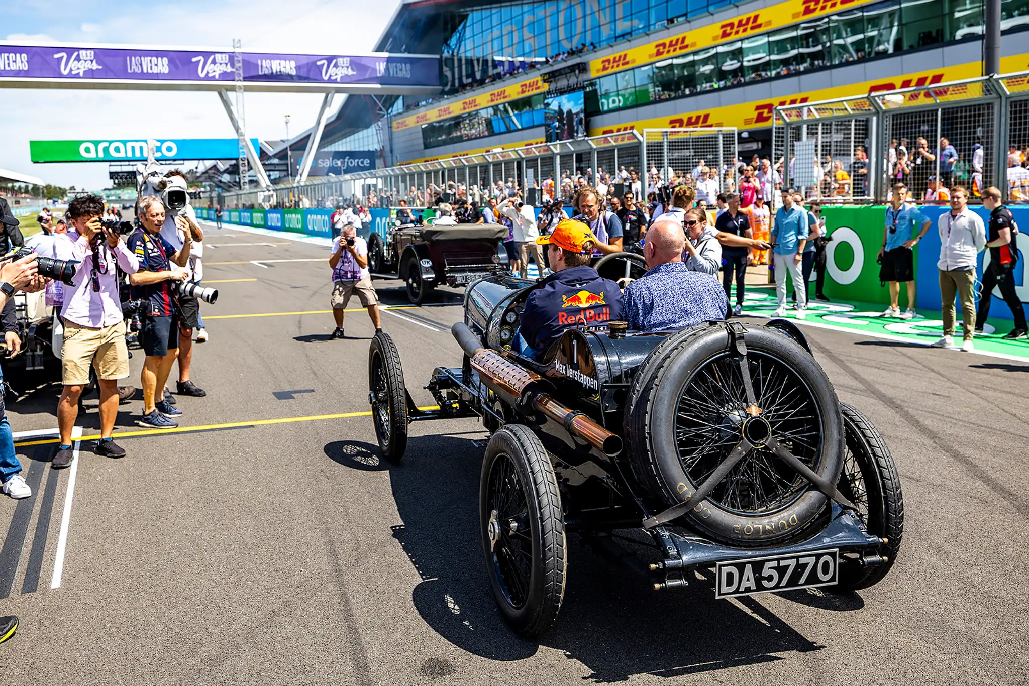 Max Verstappen prichádza na trať.