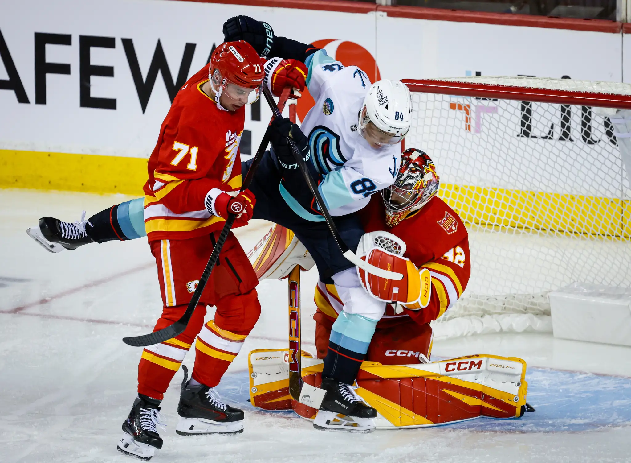 Na snímke slovenský hokejista v drese Calgary Flames Šimon Nemec (vľavo), hráč Seattlu Kraken Kaapo Kakko.