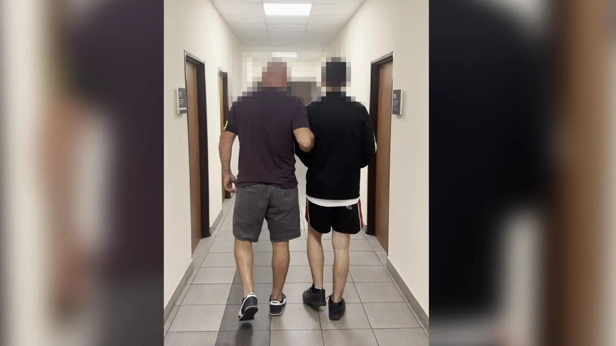 Traja mladí muži mali chlapca (17) poliať benzínom a podpáliť