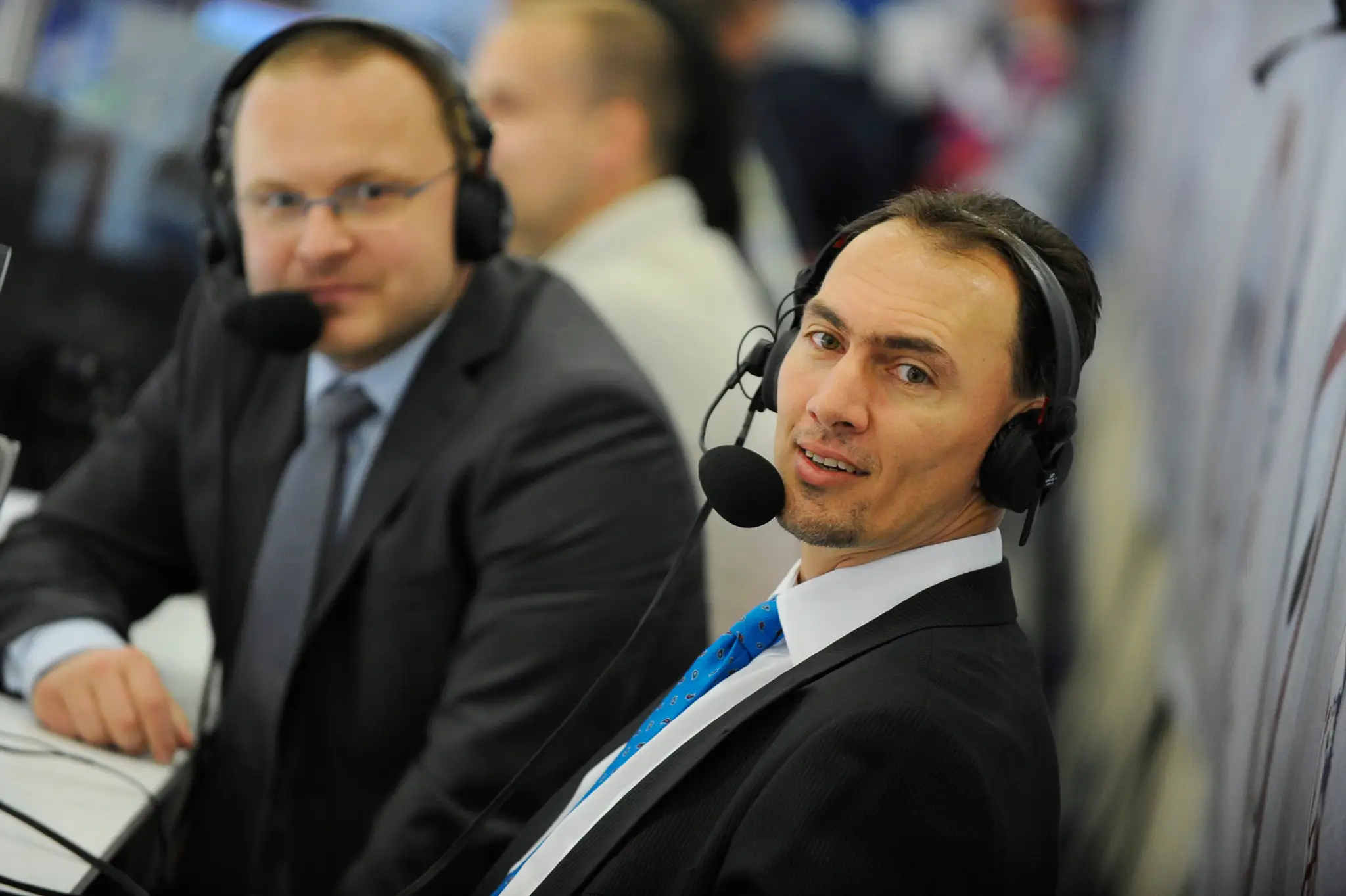 Bývalý slovenský hokejový reprezentant Miroslav Šatan máva z komentátorského stanovišta