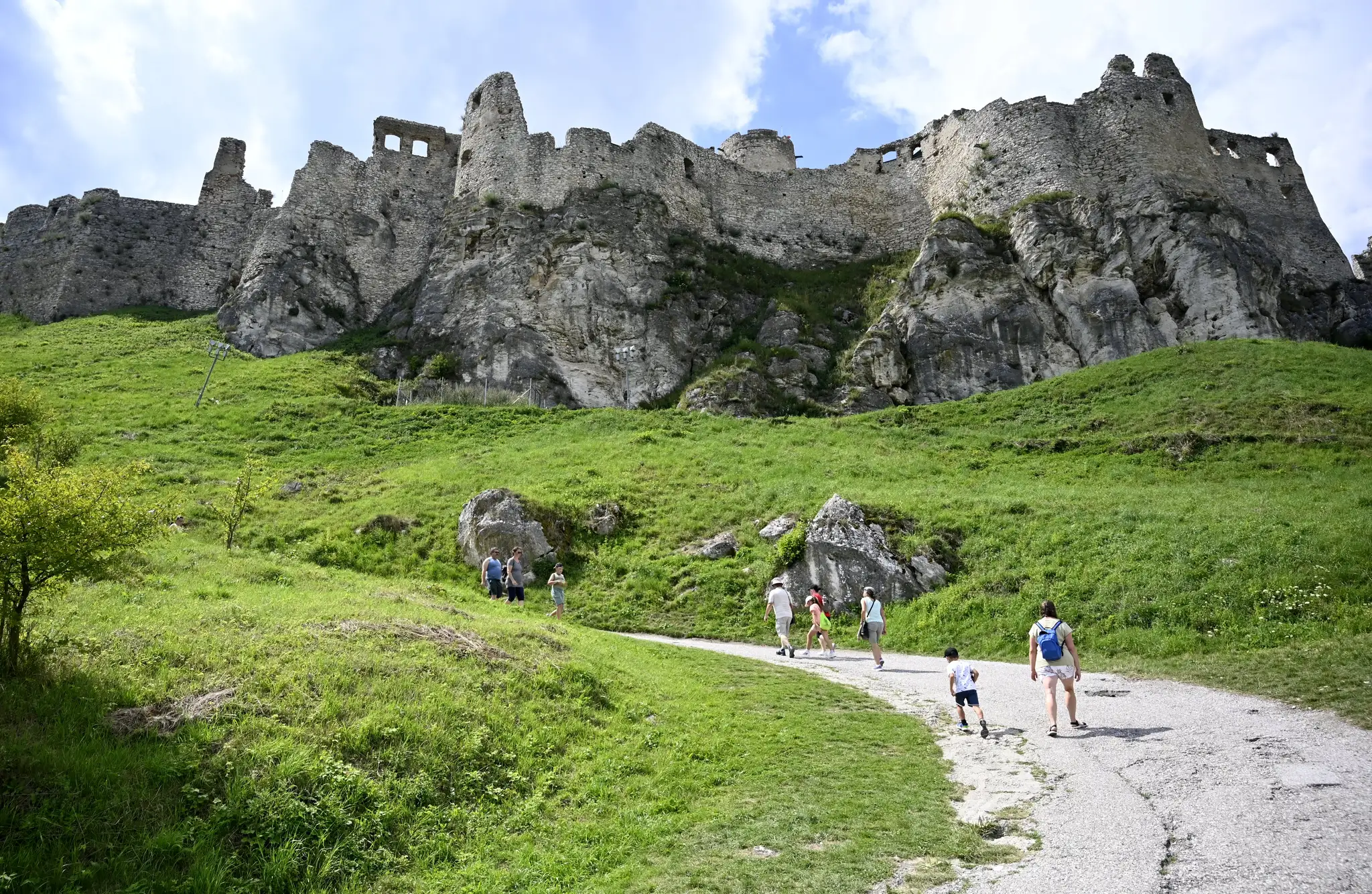 Na snímke turisti na Spišskom hrade.