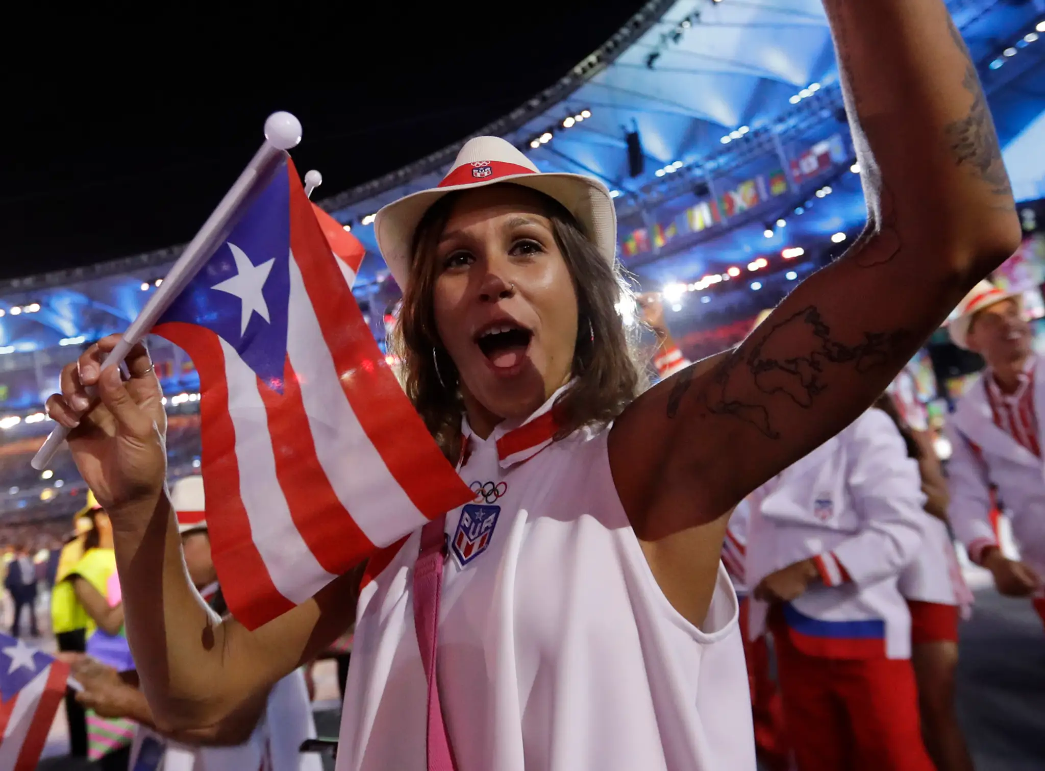 Členka výpravy Portorika jasá na otváracom ceremoniáli OH v Riu. 