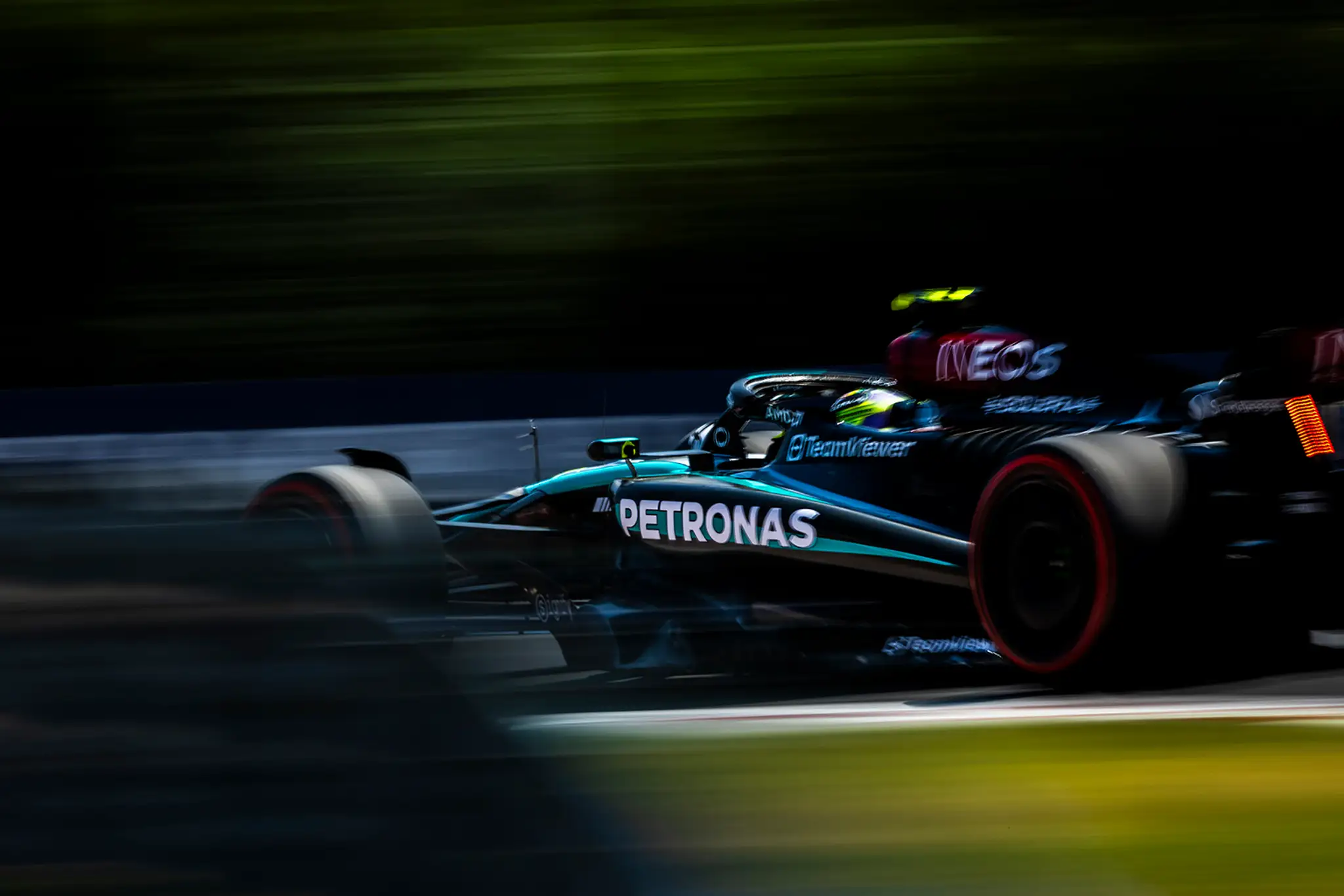Lewis Hamilton počas piatkového tréningu na VC Maďarska.