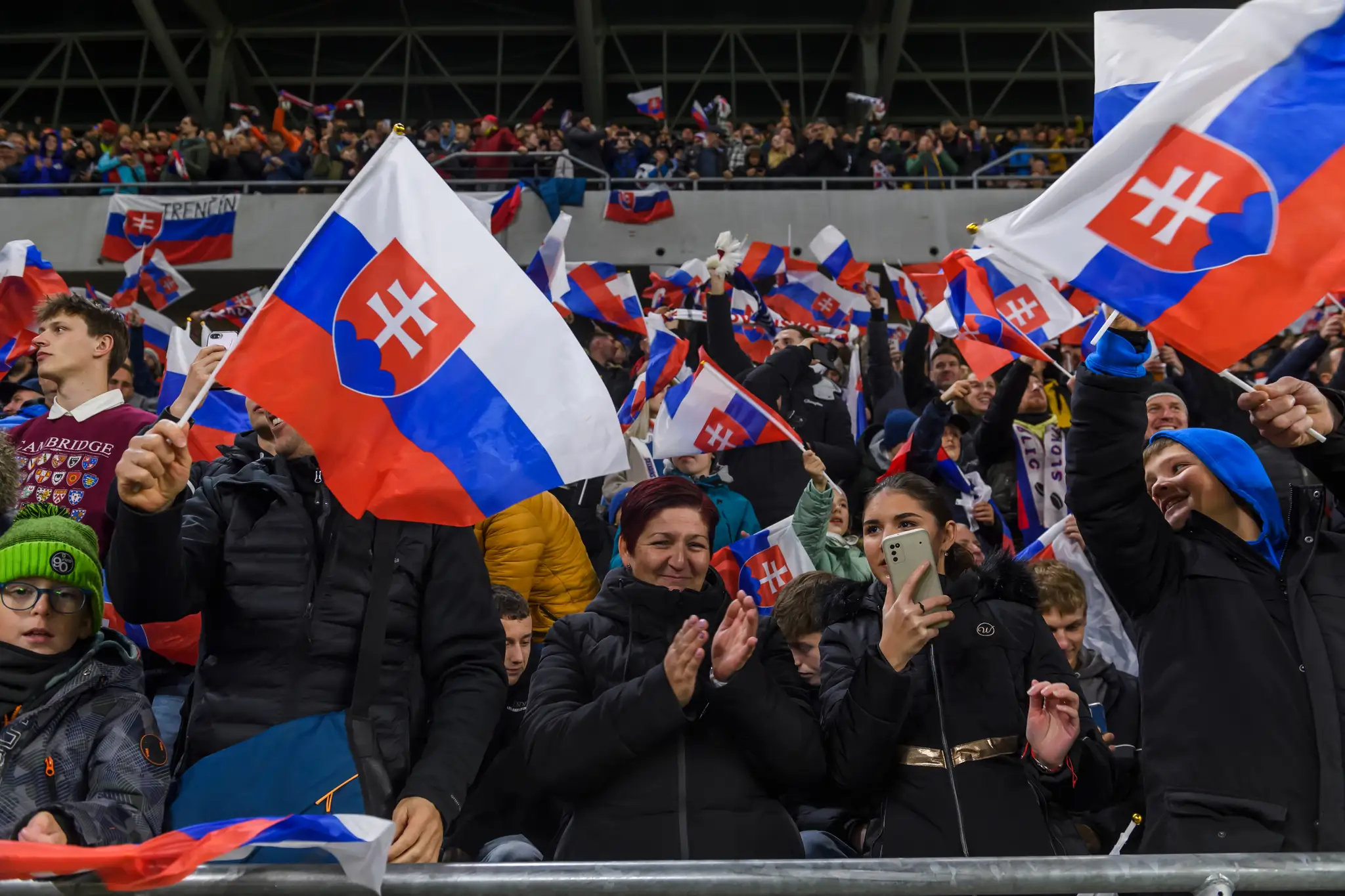 Slovenskí fanúšikovia oslavujú gól v zápase kvalifikácie ME 2024 proti Islandu.