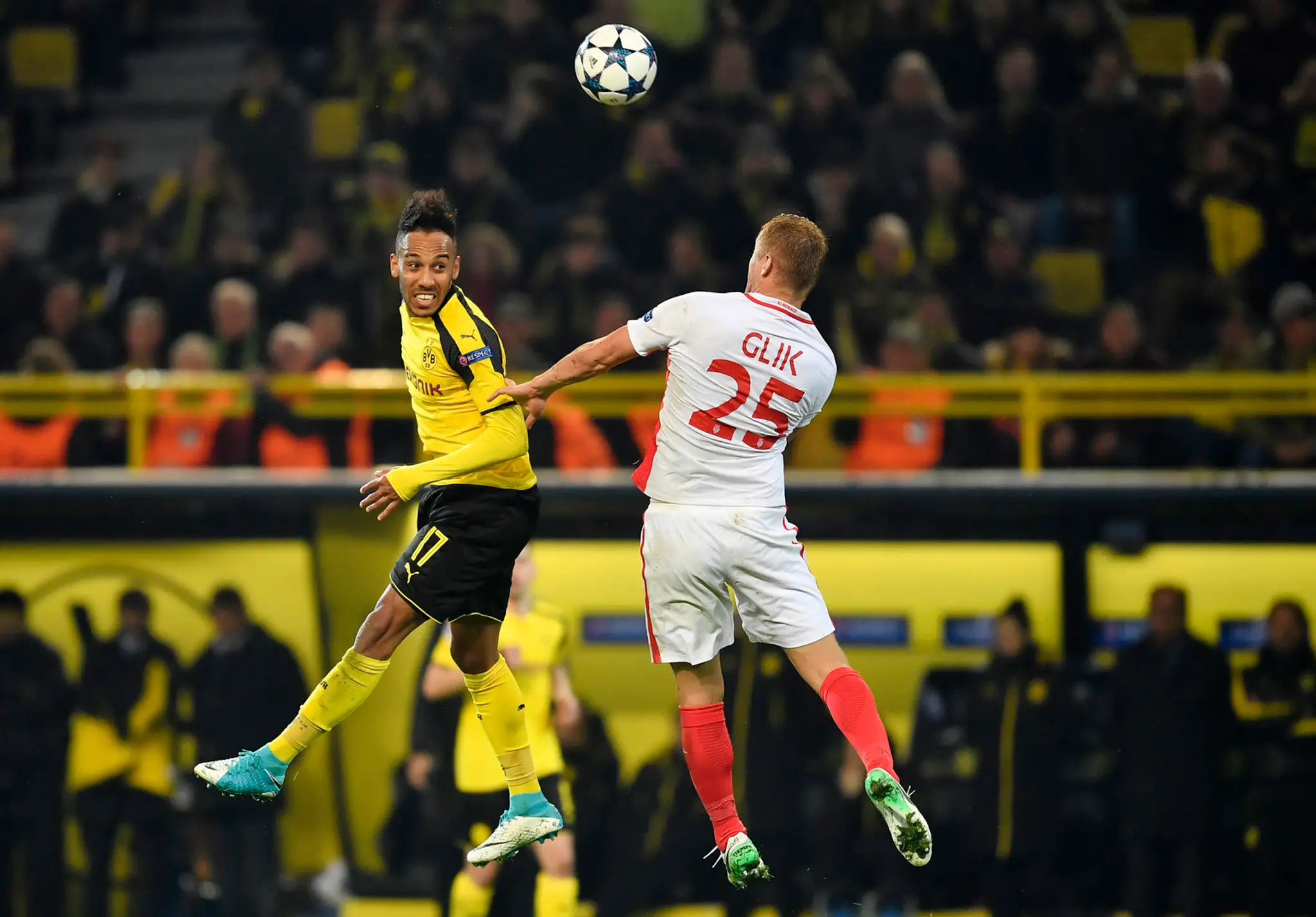 Pierre-Emerick Aubameyang (vľavo) z Dortmundu hlavičkuje vo štvrťfinále LM s Kamilom Glikom z Monaca.