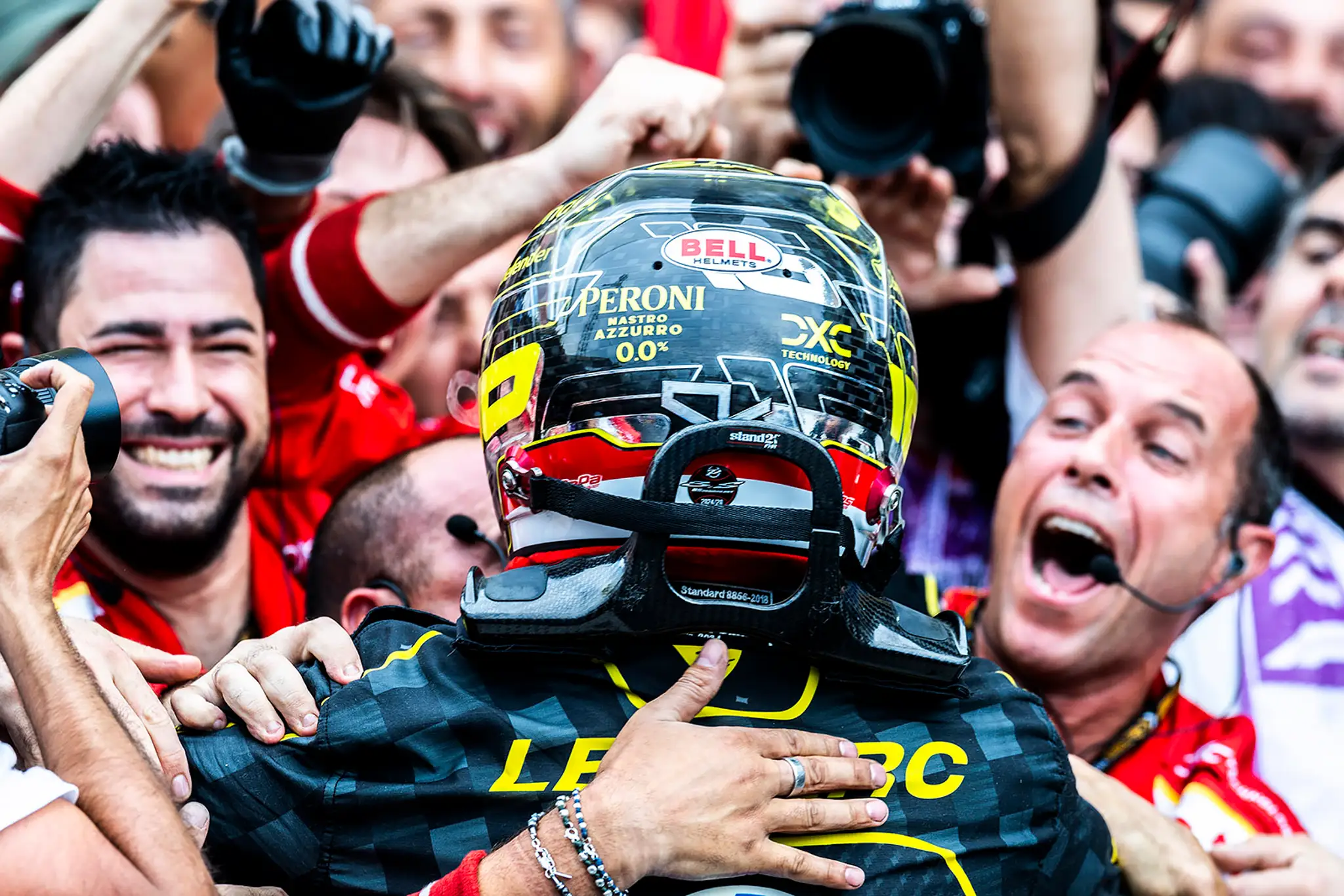 Pilot Ferrari Charles Leclerc oslavoval v Taliansku veľký triumf.