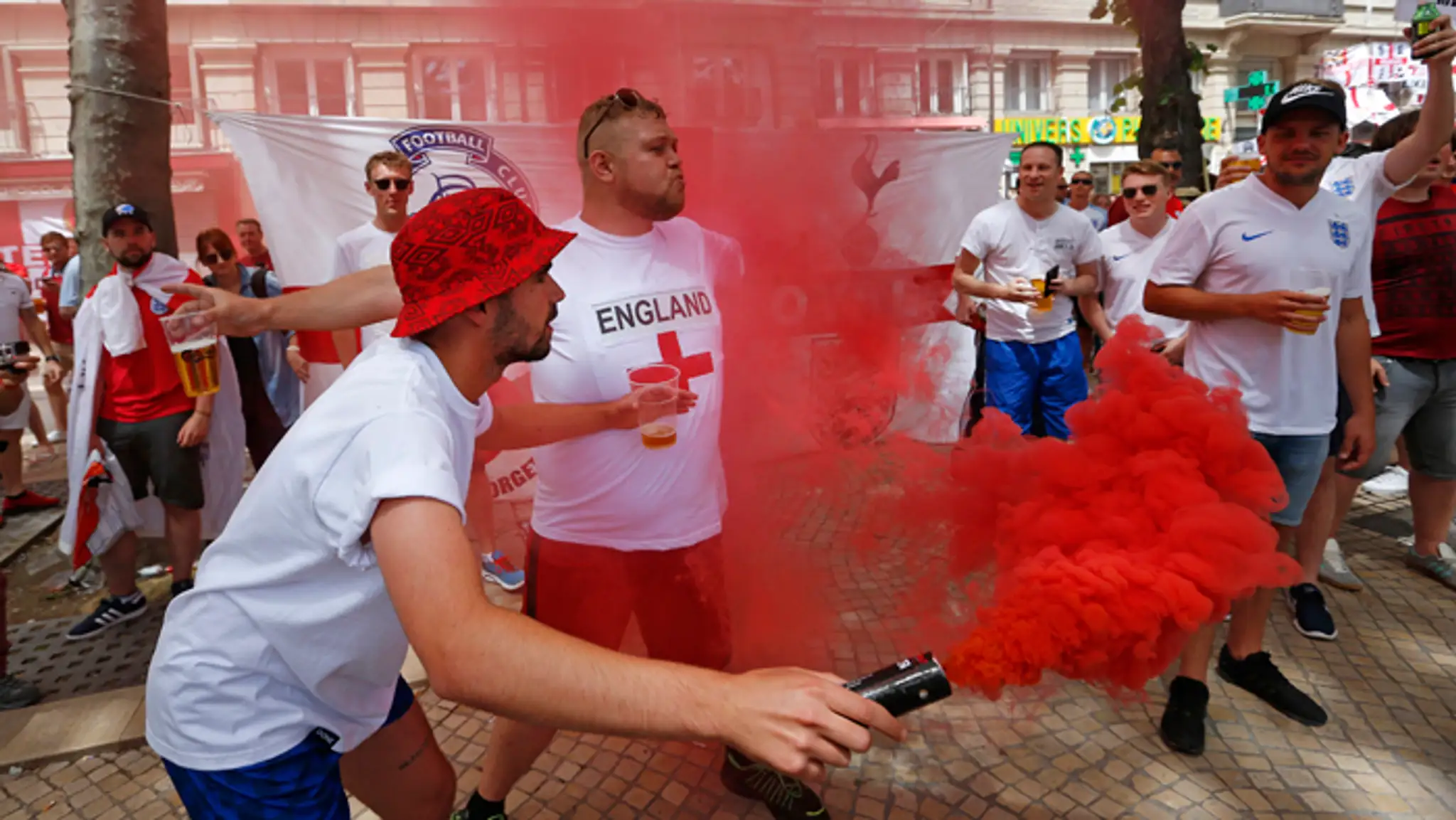 Anglickí fanúšikovia v uliciach Saint-Étienne pred zápasom so Slovenskom.