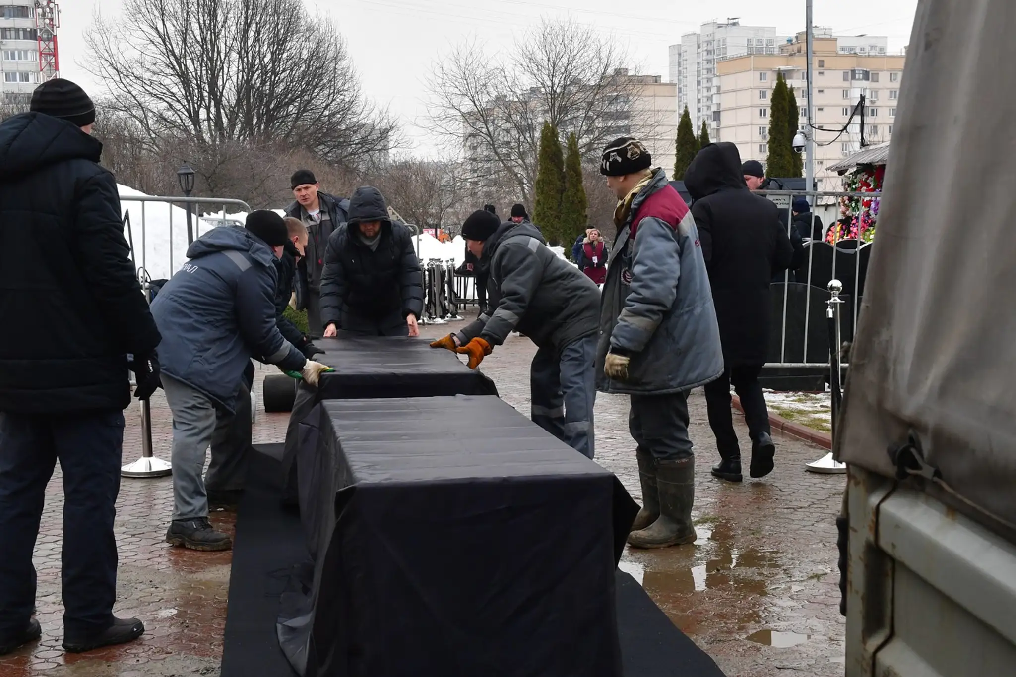 Prípravy na pohre Alexeja Navaľného na Borisovskom cintoríne.