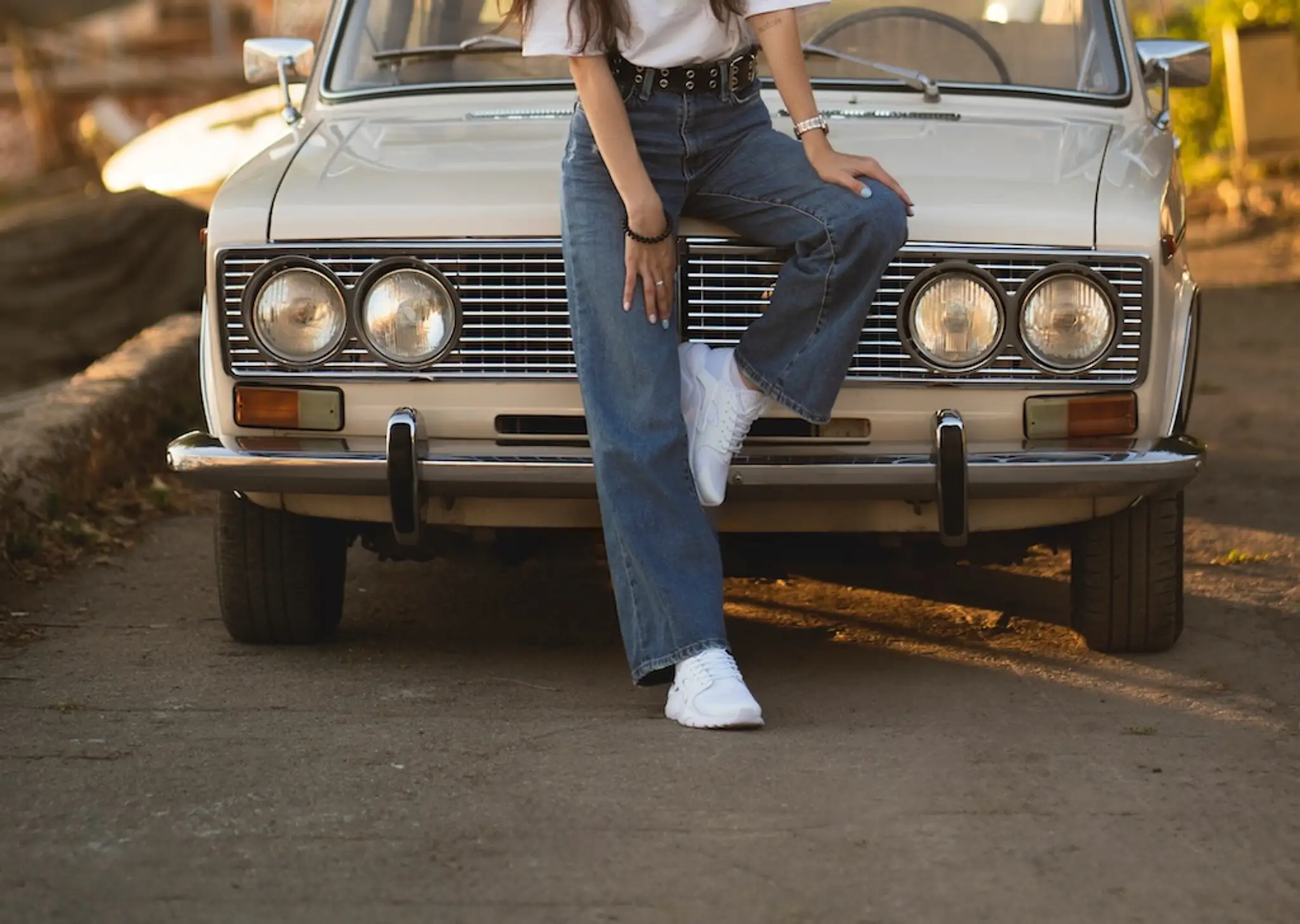 Tenisky v každodenných outfitoch - ako vyberať nadčasové a pohodlné modely