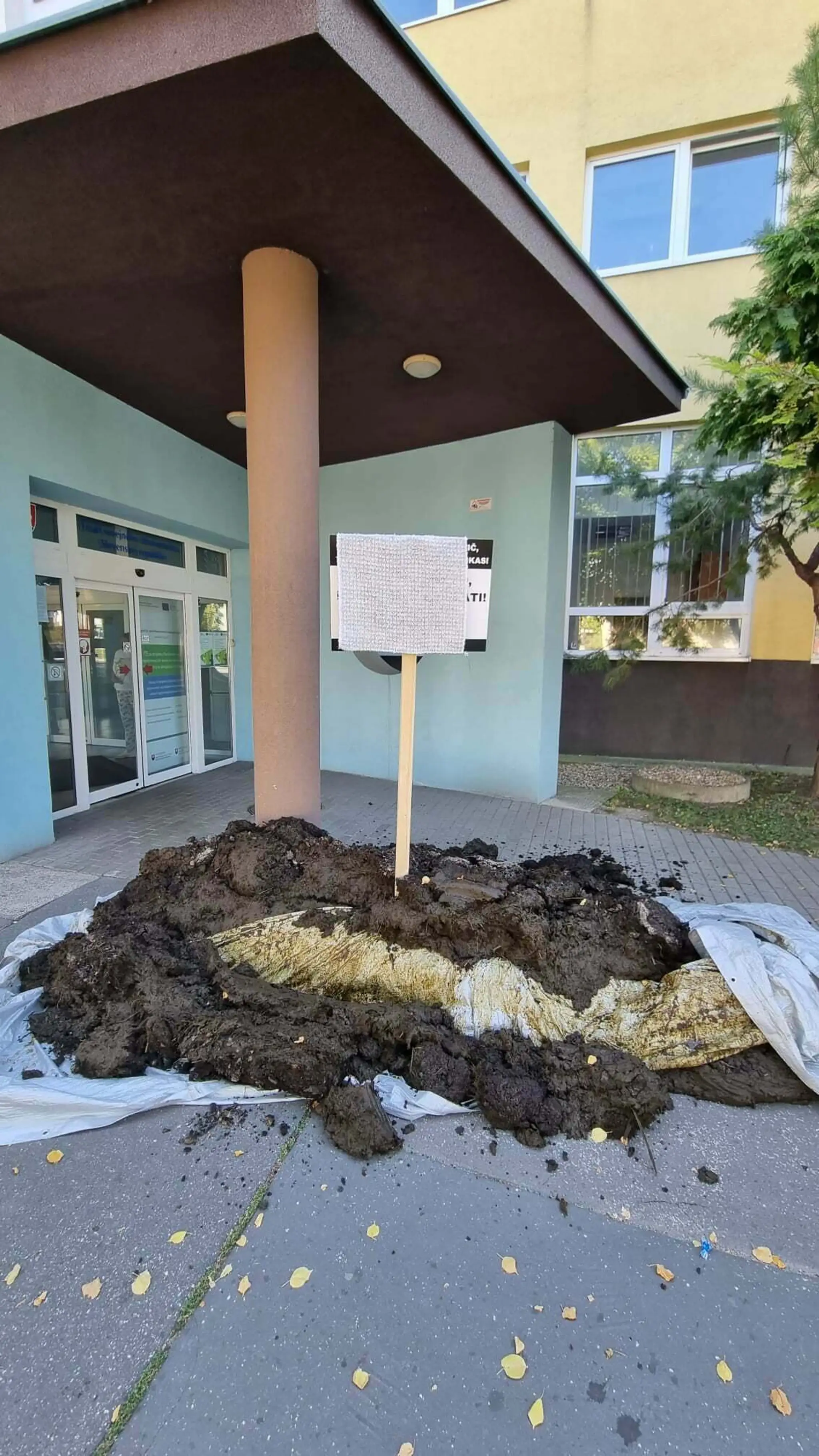Hnoj pred ÚVZ SR.