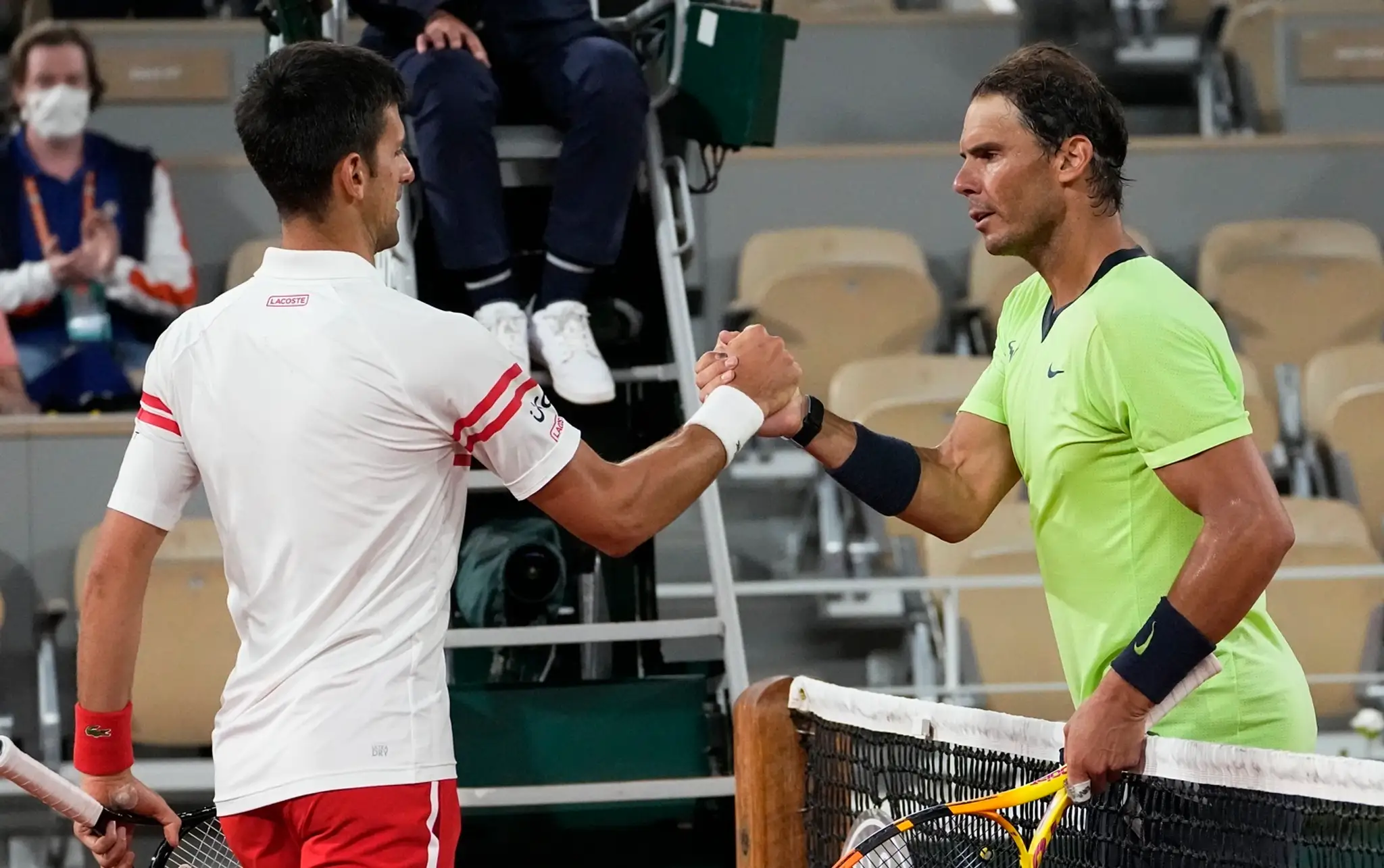 Novak Djokovič prijíma gratuláciu od Rafaela Nadala.