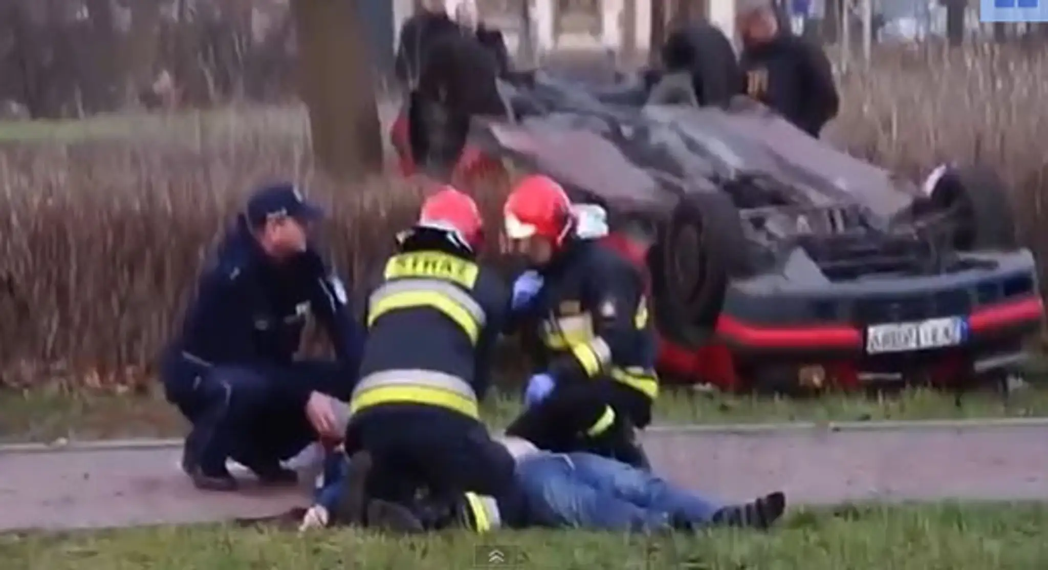 Auto vrazilo do ľudí takou rýchlosťou, že ich vyhodilo do vzduchu