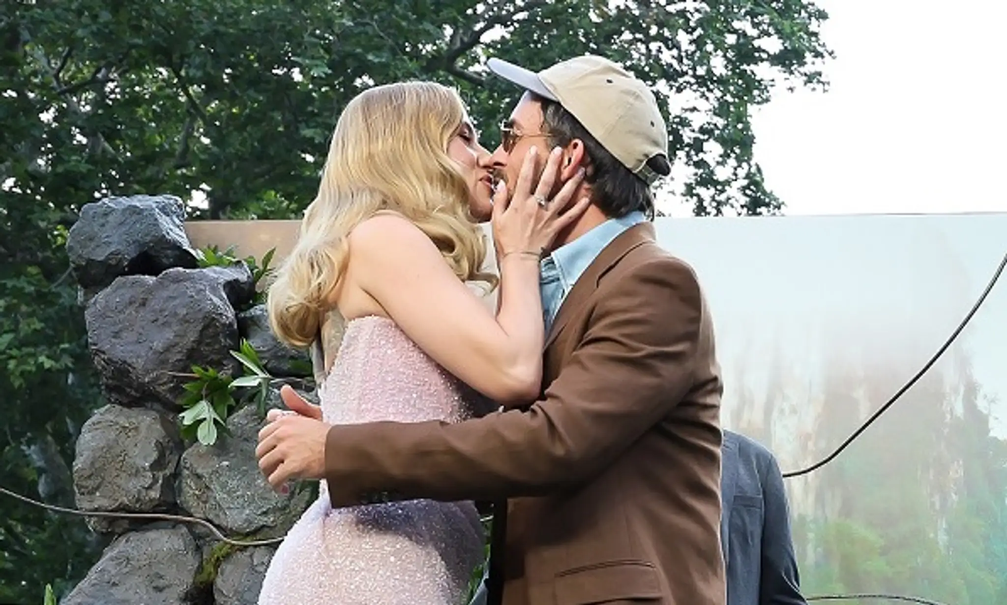 Scarlett Johansson a Jonathan Bailey na premiére filmu Jurský park: Znovuzrodenie