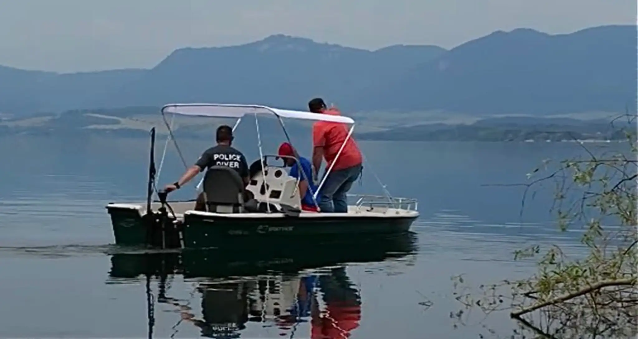 Pátranie po rybároch na Liptovskej Mare prevzali špeciálni záchranári. 