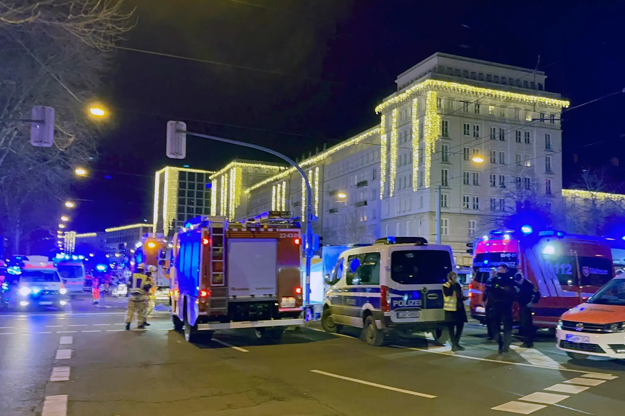 Záchranári na mieste incidentu na vianočných trhoch v nemeckom Magdeburgu v piatok 20. decembra 2024