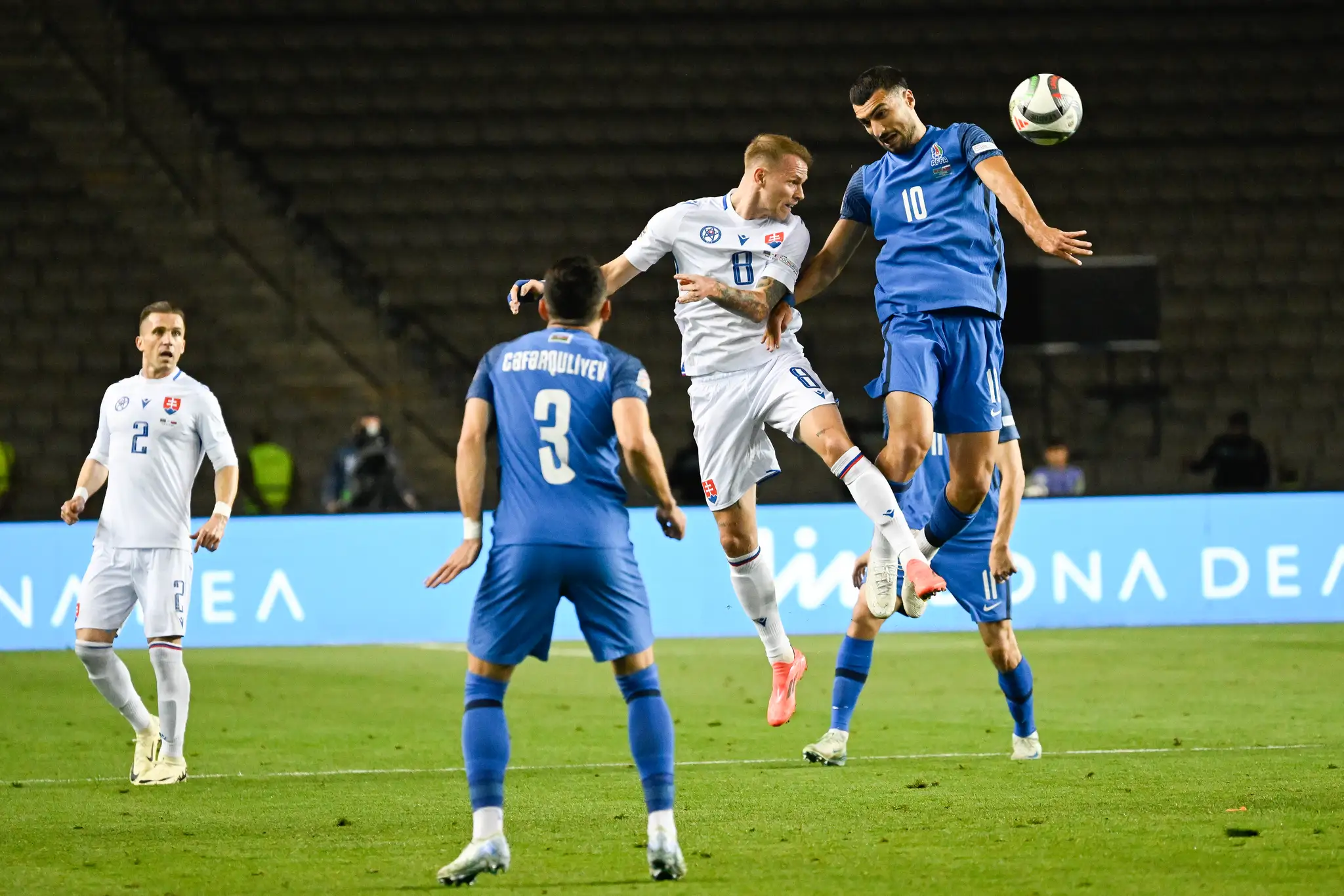 Na snímke vľavo Stanislav Lobotka (Slovensko) a vpravo v popredí Badavi Hüsejnov (Azerbajdžan)