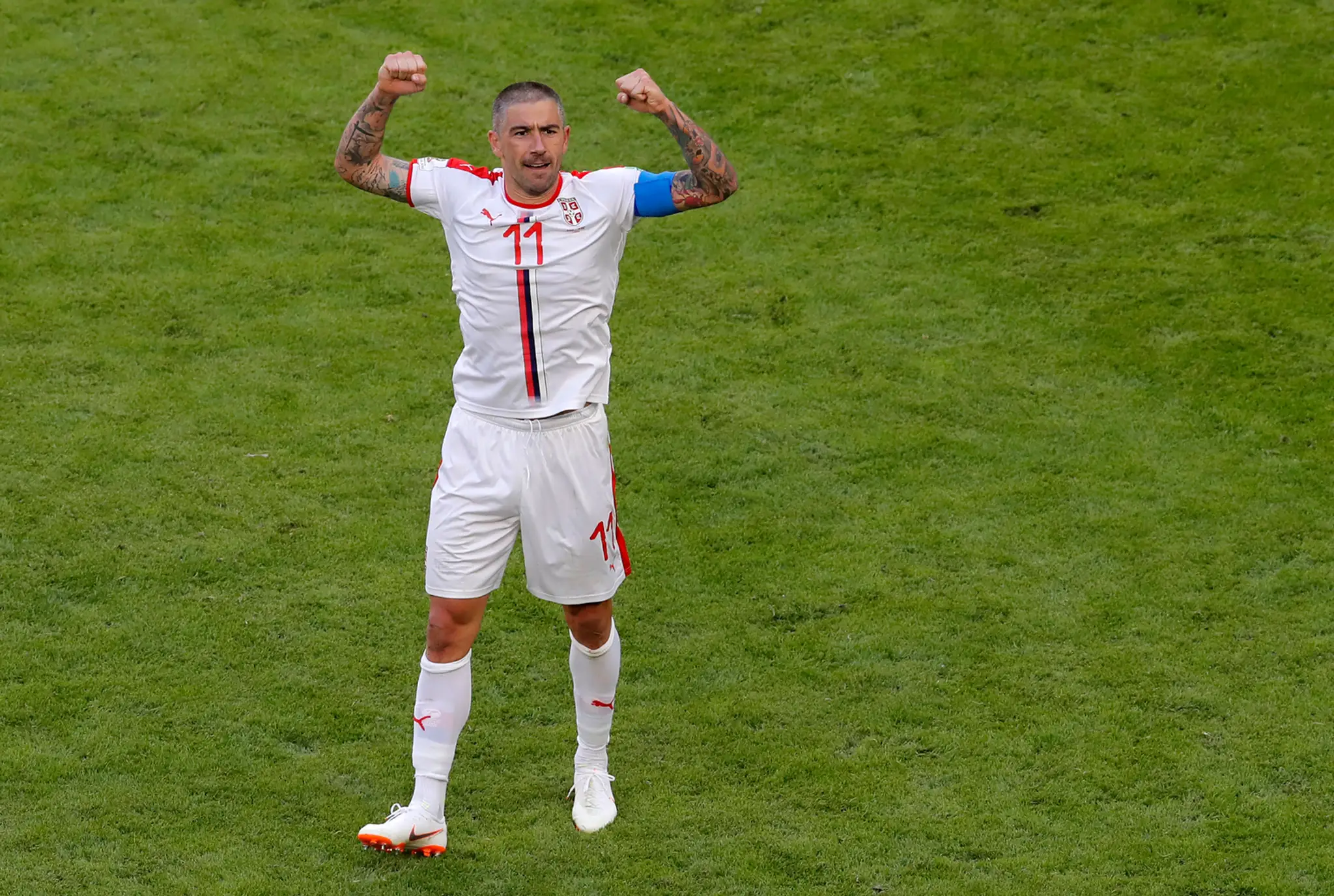 Srbský futbalista Aleksandar Kolarov sa teší po strelení gólu z priameho kopu.