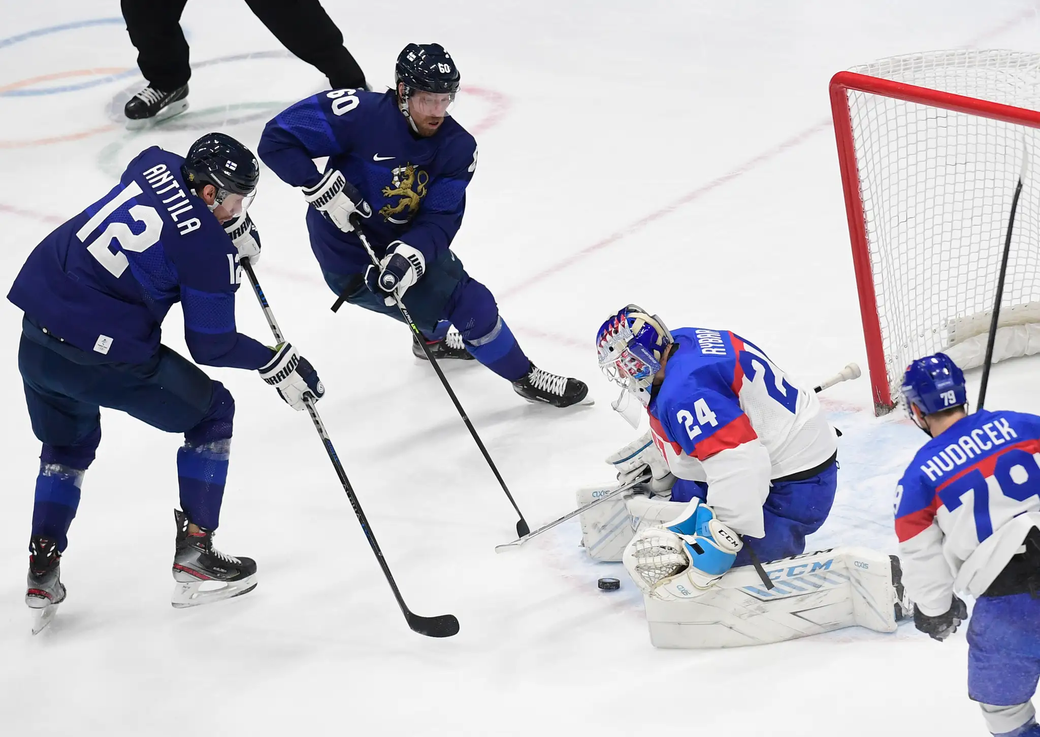 Sprava Libor Hudáček, Patrik Rybár a Fíni Markus Grandlund a Marko Anttila v semifinále ZOH 2022.