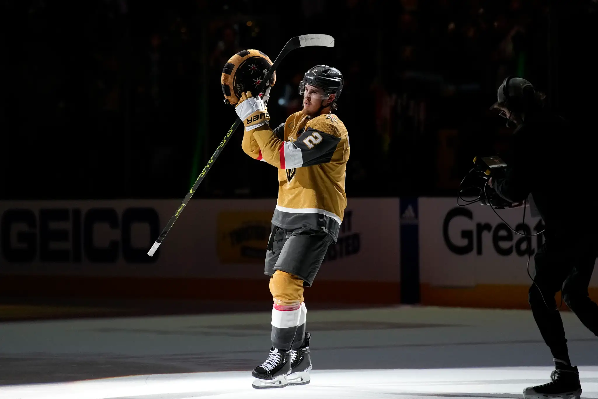 Obranca Zach Whitecloud z Vegas Golden Knights sa teší po víťazstve.
