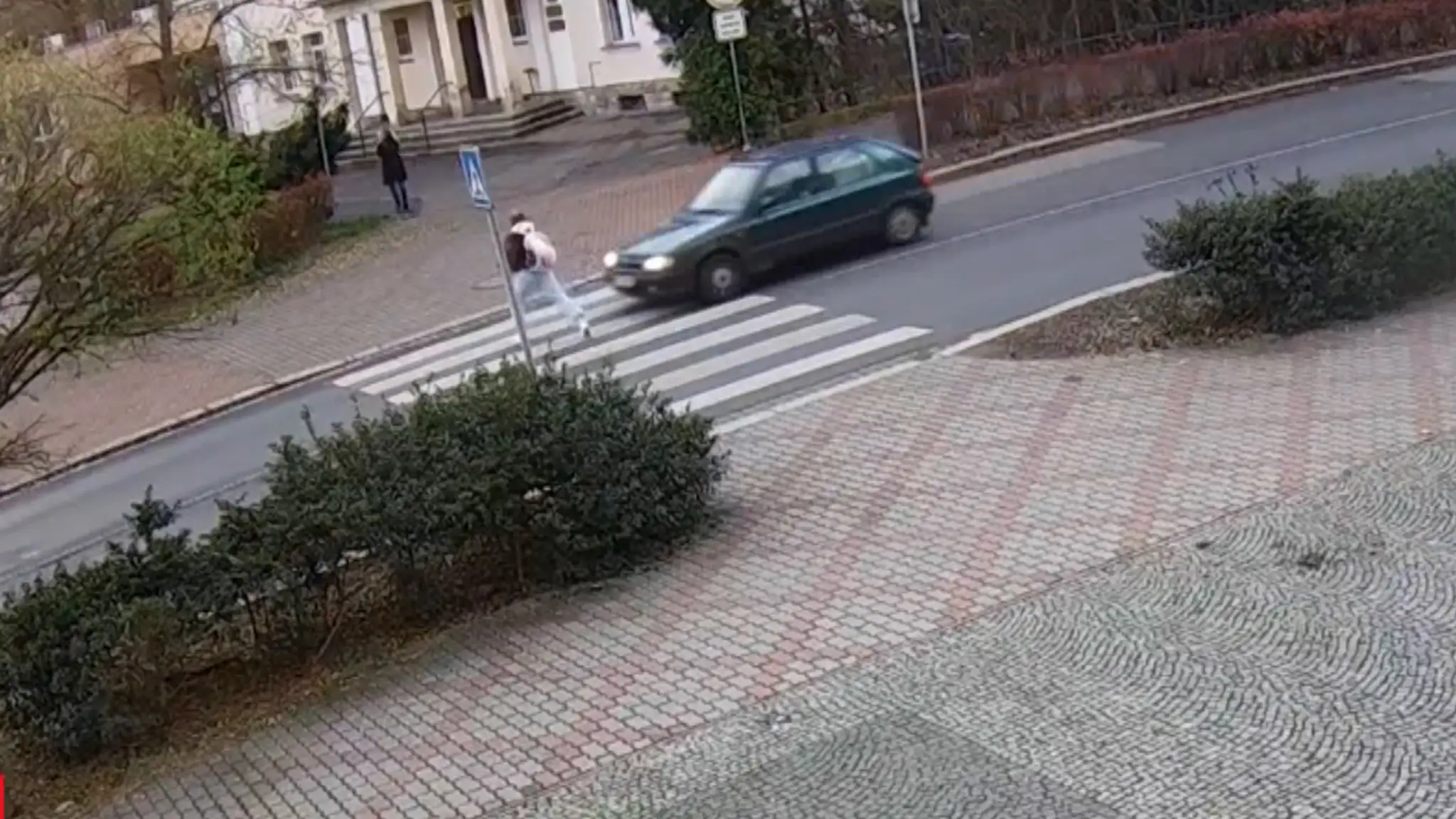 Vodič zrazil chodkyňu a odišiel