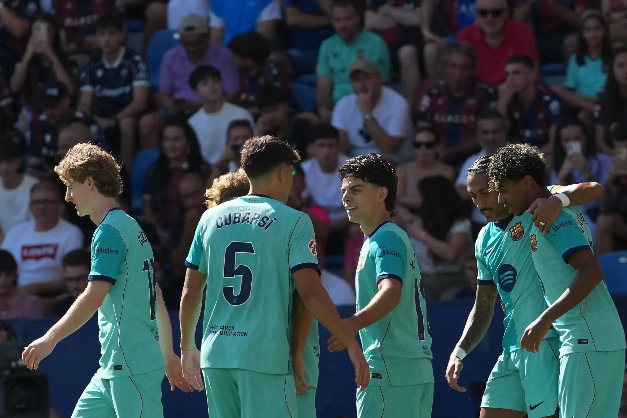 Futbalisti Barcelony oslavujú gól.