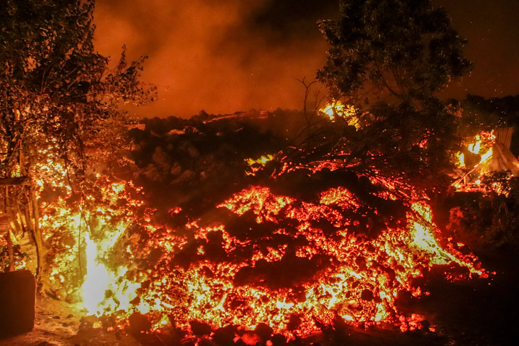 Erupcia sopky Nyiragongo ohrozuje neďaleké mesto Goma, kde vyteká láva