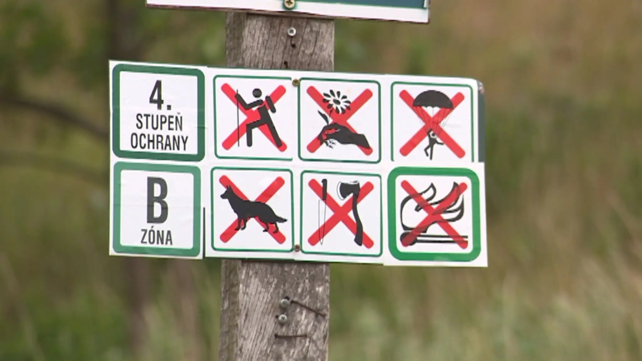Značka zakazujúca vjazd na bicykli tu chýba.