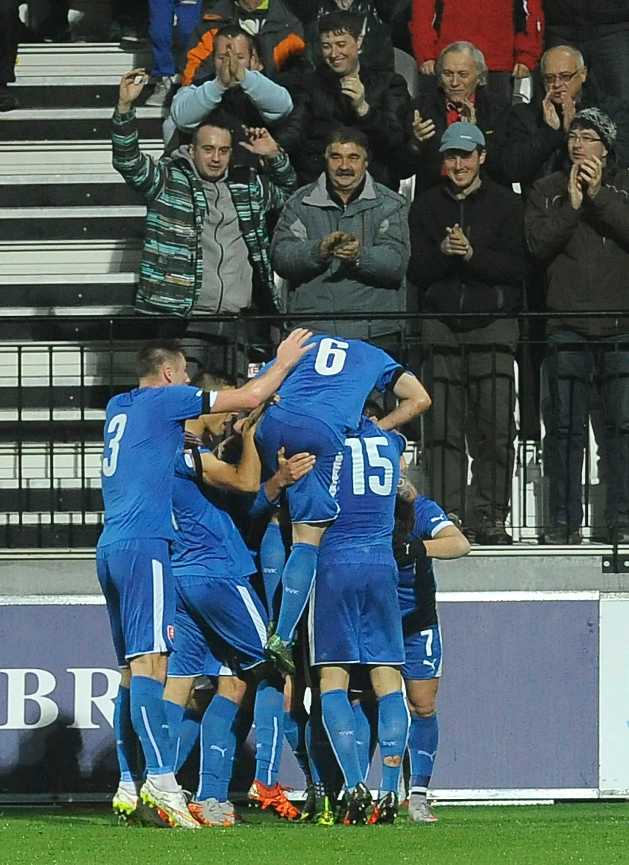 Na snímke radosť slovenských futbalistov po vyrovnávajúcom góle na 2:2 v zápase
